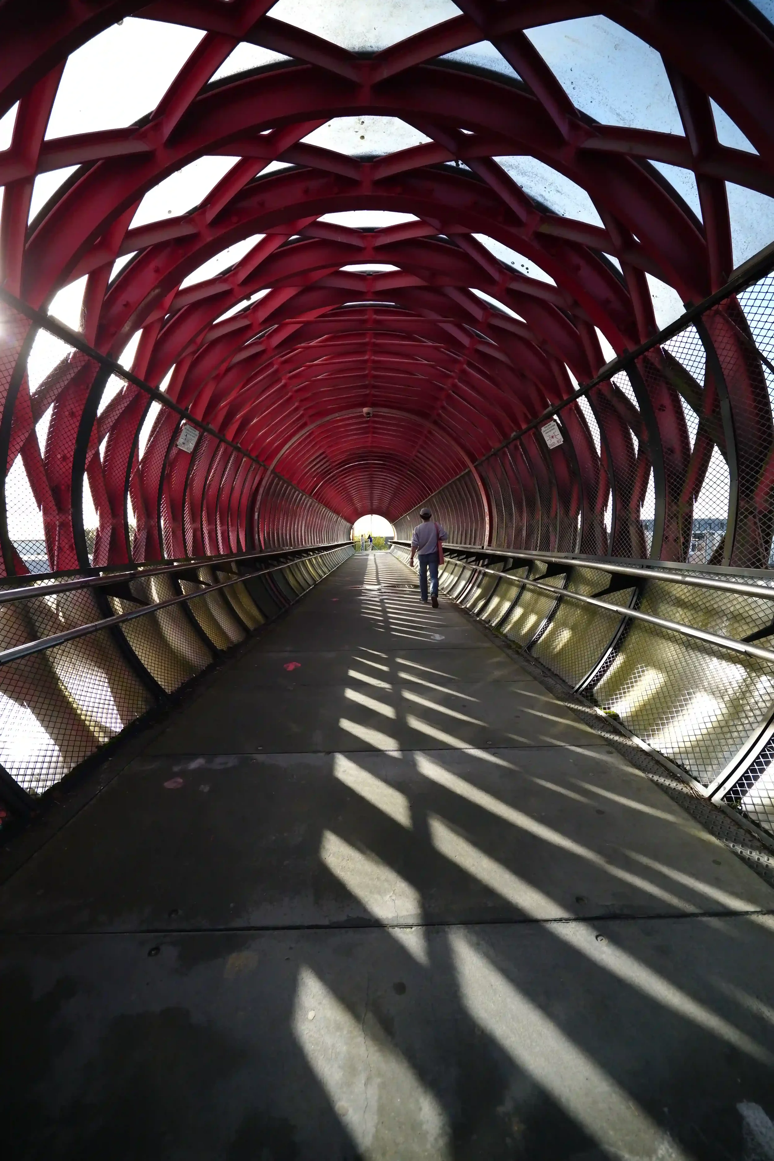 Un homme marche seul sur la passerelle de la gare à la Roche sur Yon