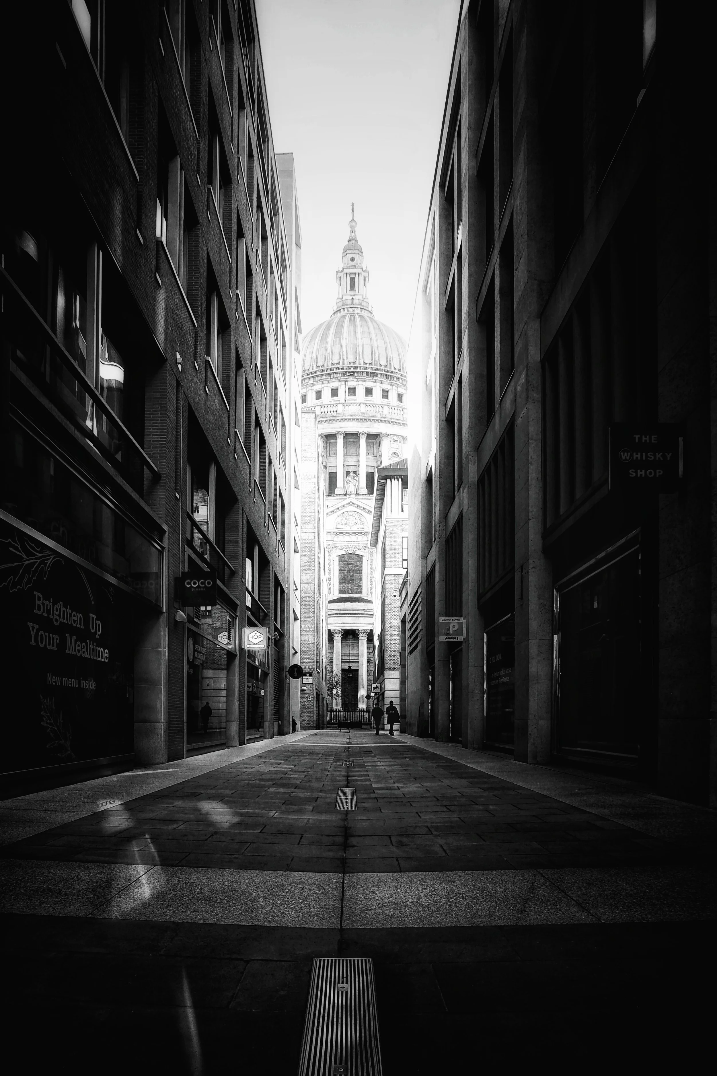 Cathédrale Saint-James dans un style noir et blanc en contre plongé. Tirage d'Art Baryta Satin Hahnemühle