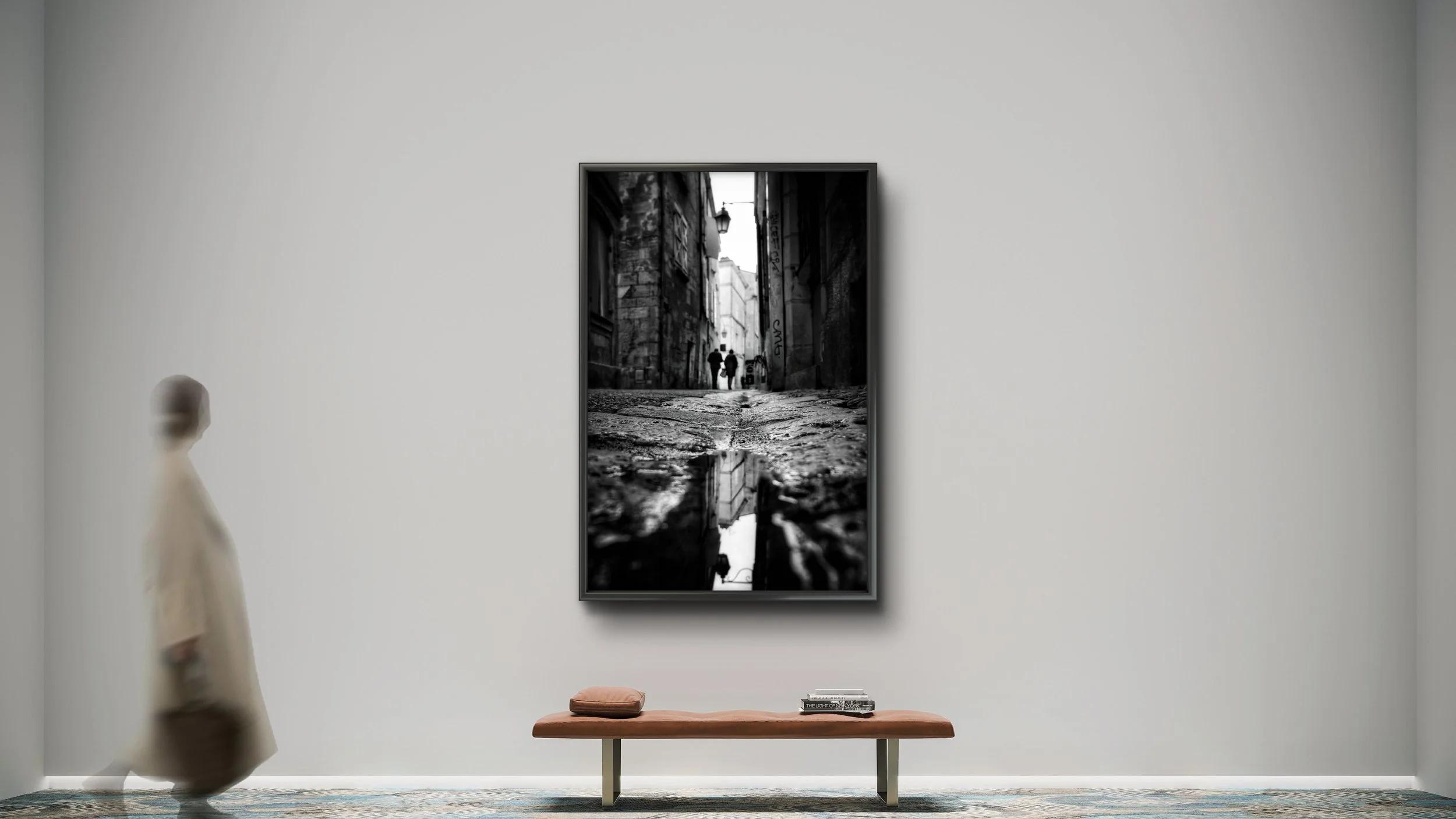 Ruelle pavée de Périgueux en noir et blanc, photographie fine art de rue avec ligne de lumière au fond du cadre et reflet dans une flaque