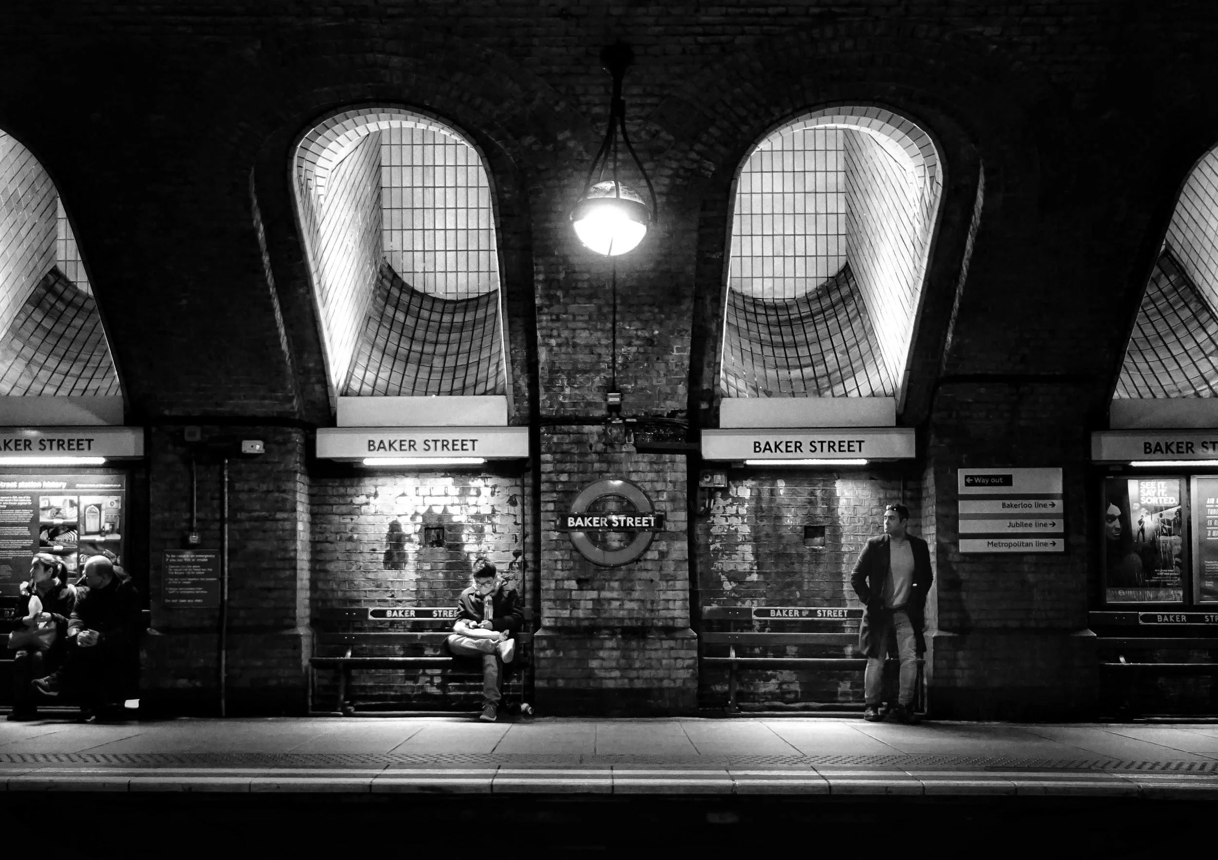 Station du métro Baker Street à Londres, photographie noir et blanc par By Jeza membre de Street Photography France