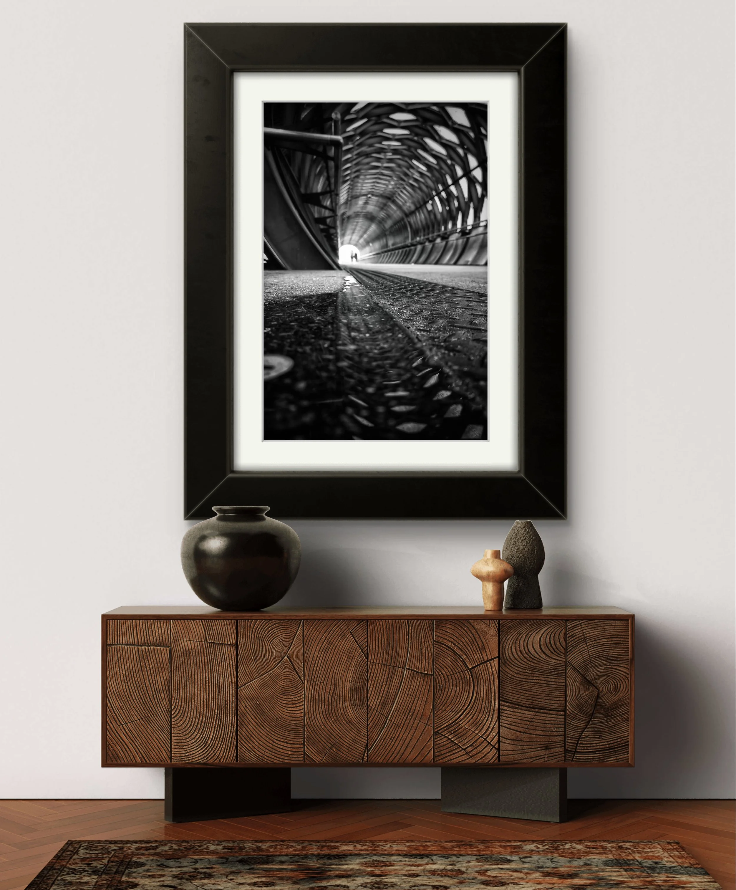 Tirage noir et blanc de la passerelle Eiffel à la Roche/Yon dans un style sombre, exposé dans un intérieur design