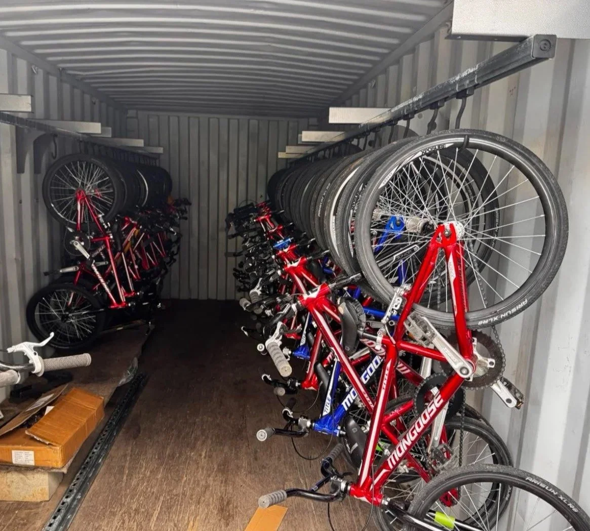 Fahrräder im Container mit dem GearBlocks Aufhängesystem