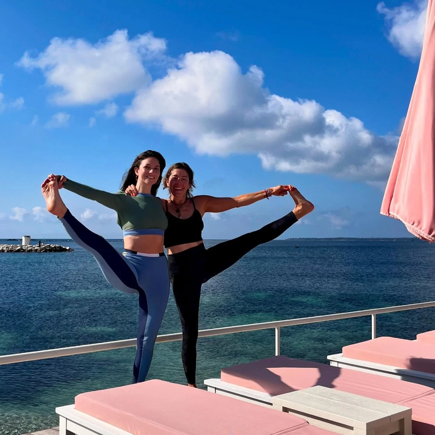 Clap de fin d’une intense semaine de yoga printanier au @capdantibesbeachhotel ☀️
🌸 4 jours de retraite avec @alice.dugast et 16 femmes merveilleuses, courageuses et drôles qui ont exploré sous le soleil leurs « multip
