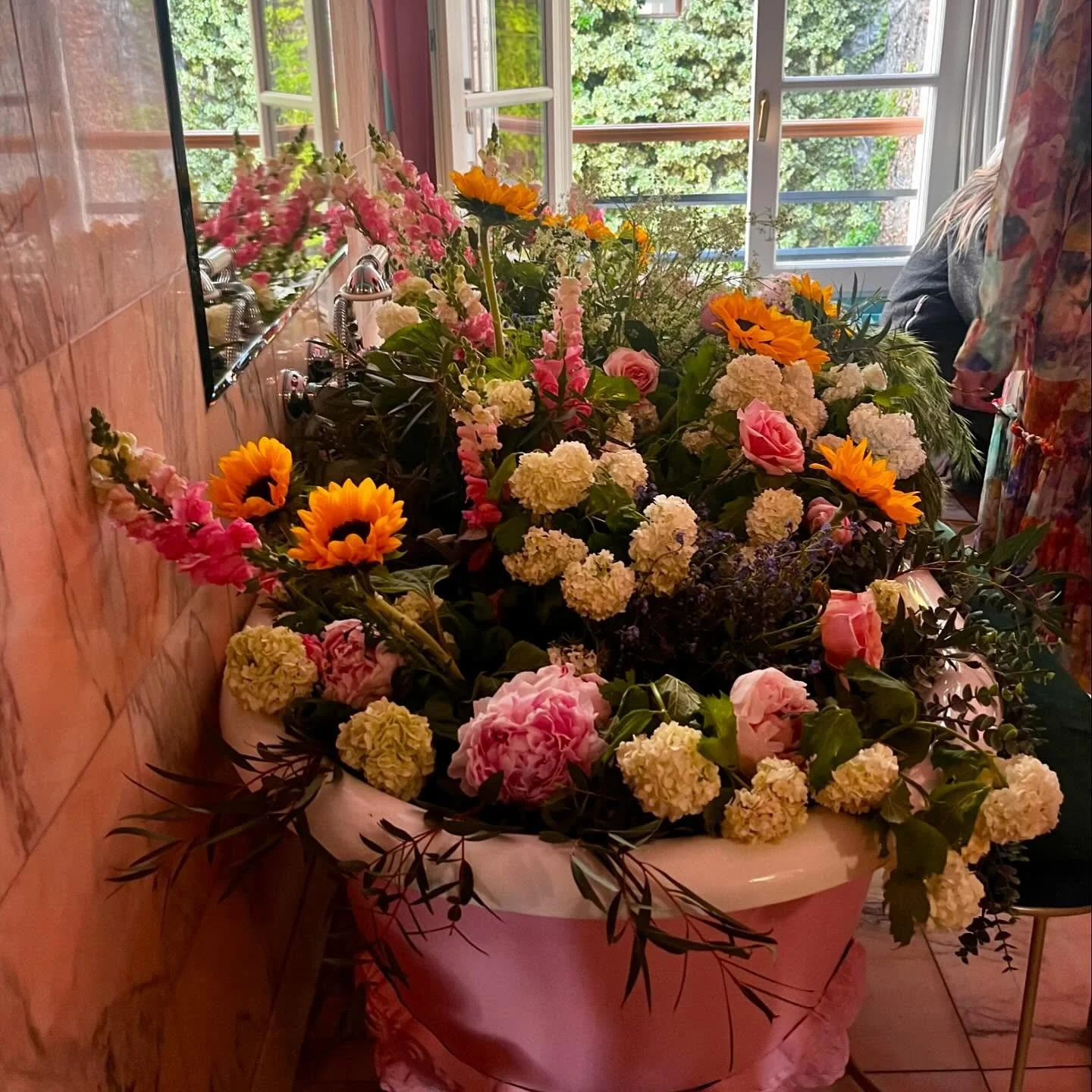 Fleurs, cadeaux, couleurs, parfums, clean beauty, retrouvailles de copines, textures, découvertes, fous rires, élégance, créativité…  La journée @ohmycream c’est un peu Noël avant l’he