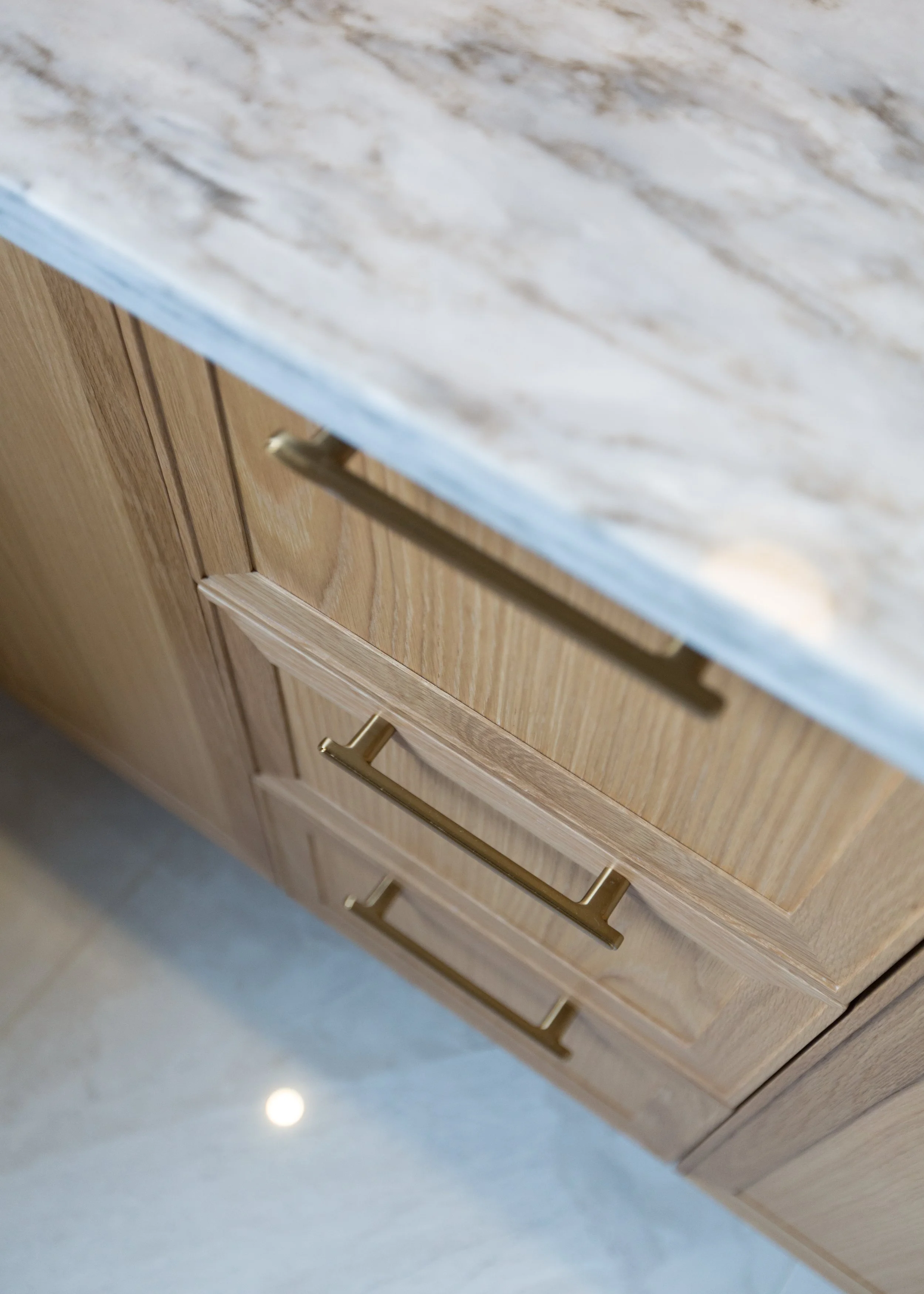Ébénisterie, chêne blanc, portes en bois, comptoir quartz matterhorn