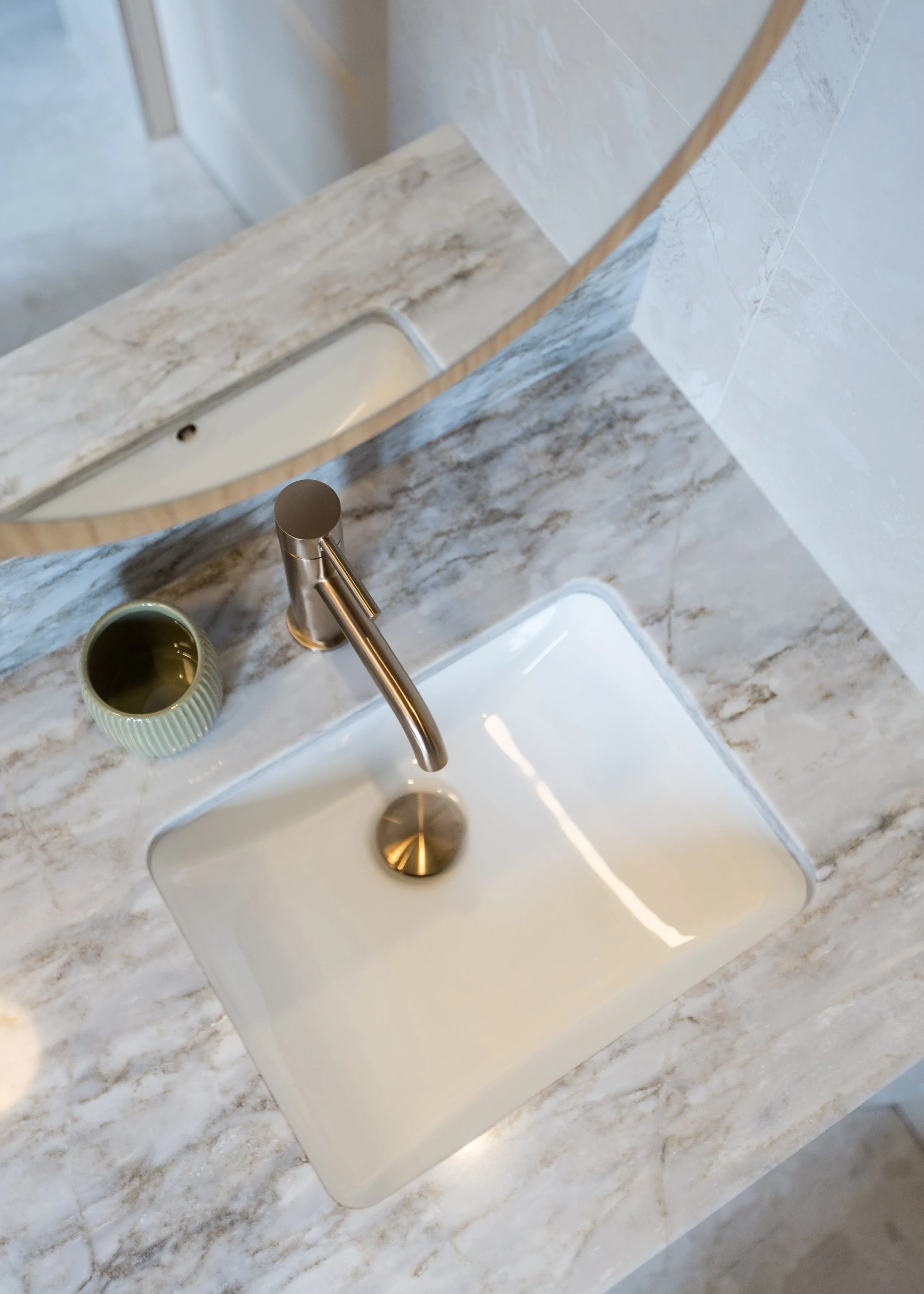 Ébénisterie, chêne blanc, portes en bois, miroir oval, luminaire authentik, baril zip, comptoir quartz matterhorn
