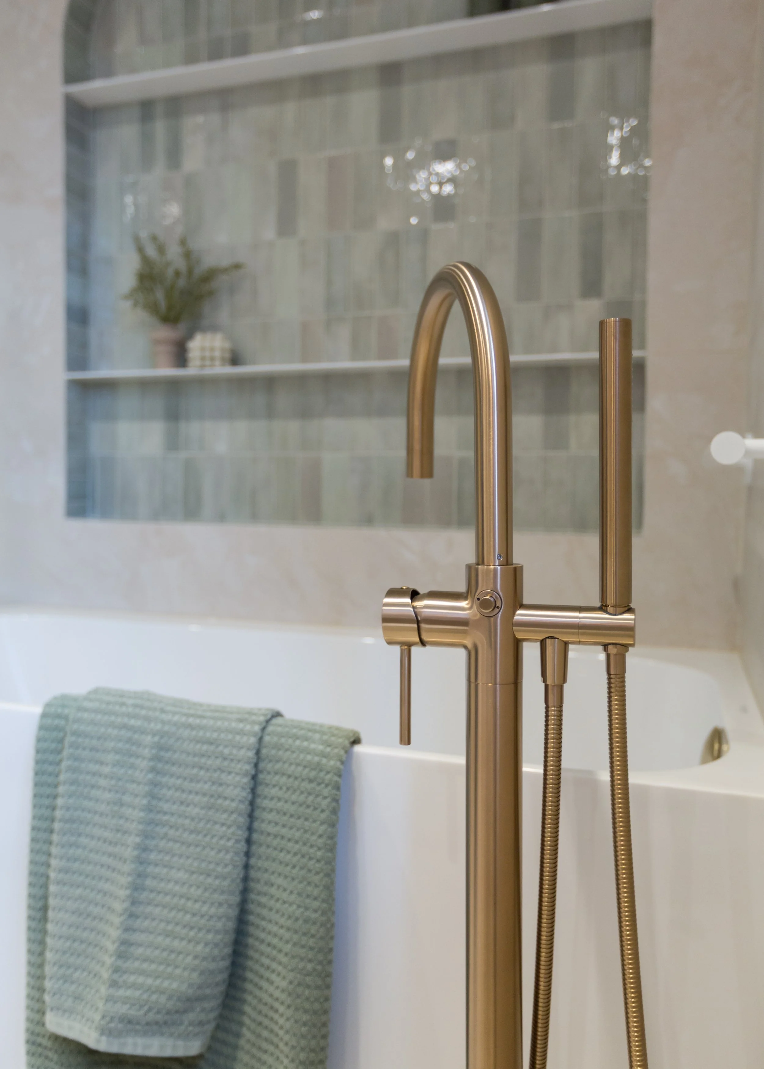 Plomberie, douche, baignoire en coin, alcôve arche, céramique, vert sauge, robinetterie baril zip or ambré
