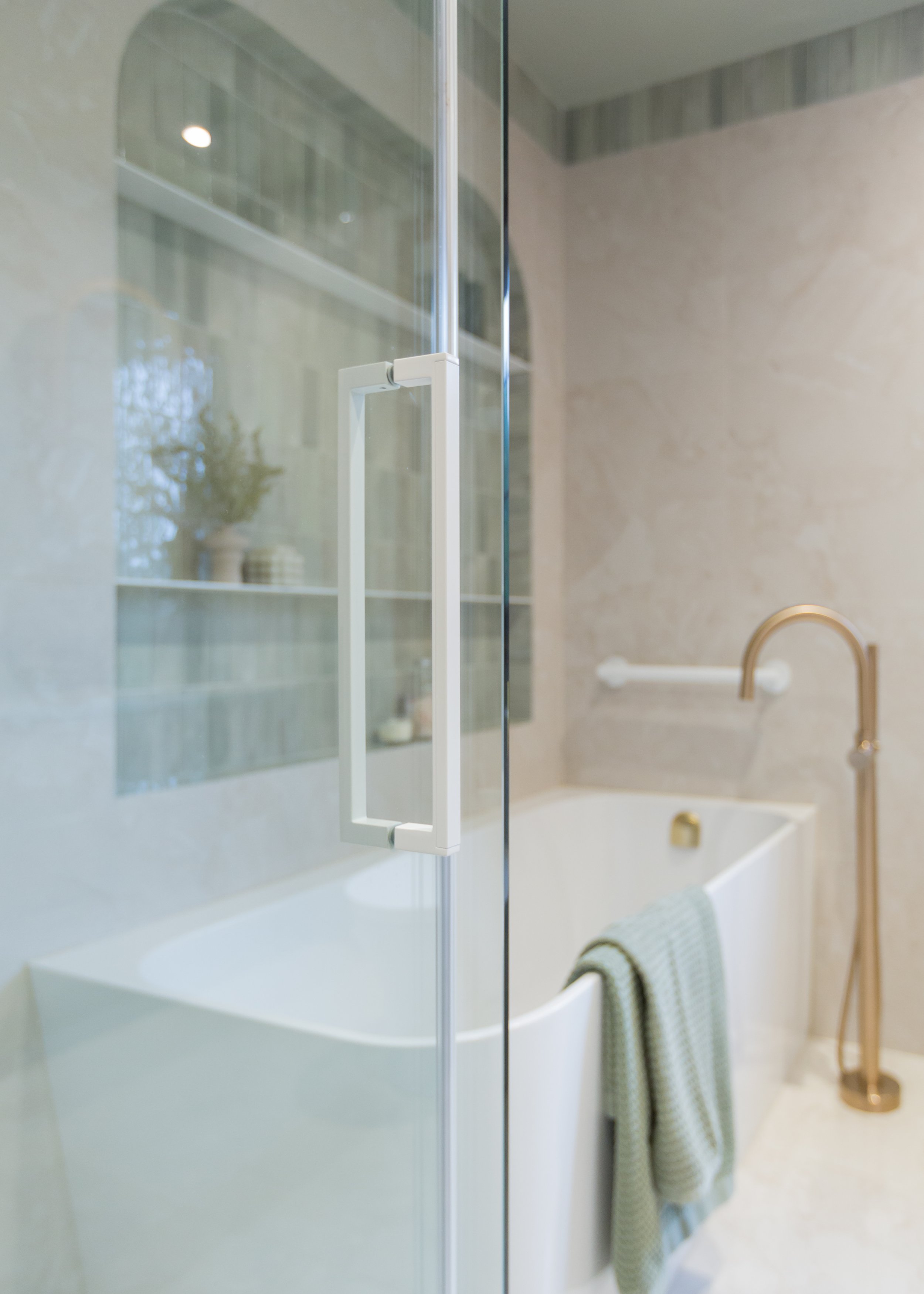 Plomberie, douche, baignoire en coin, alcôve arche, céramique, vert sauge, robinetterie baril zip