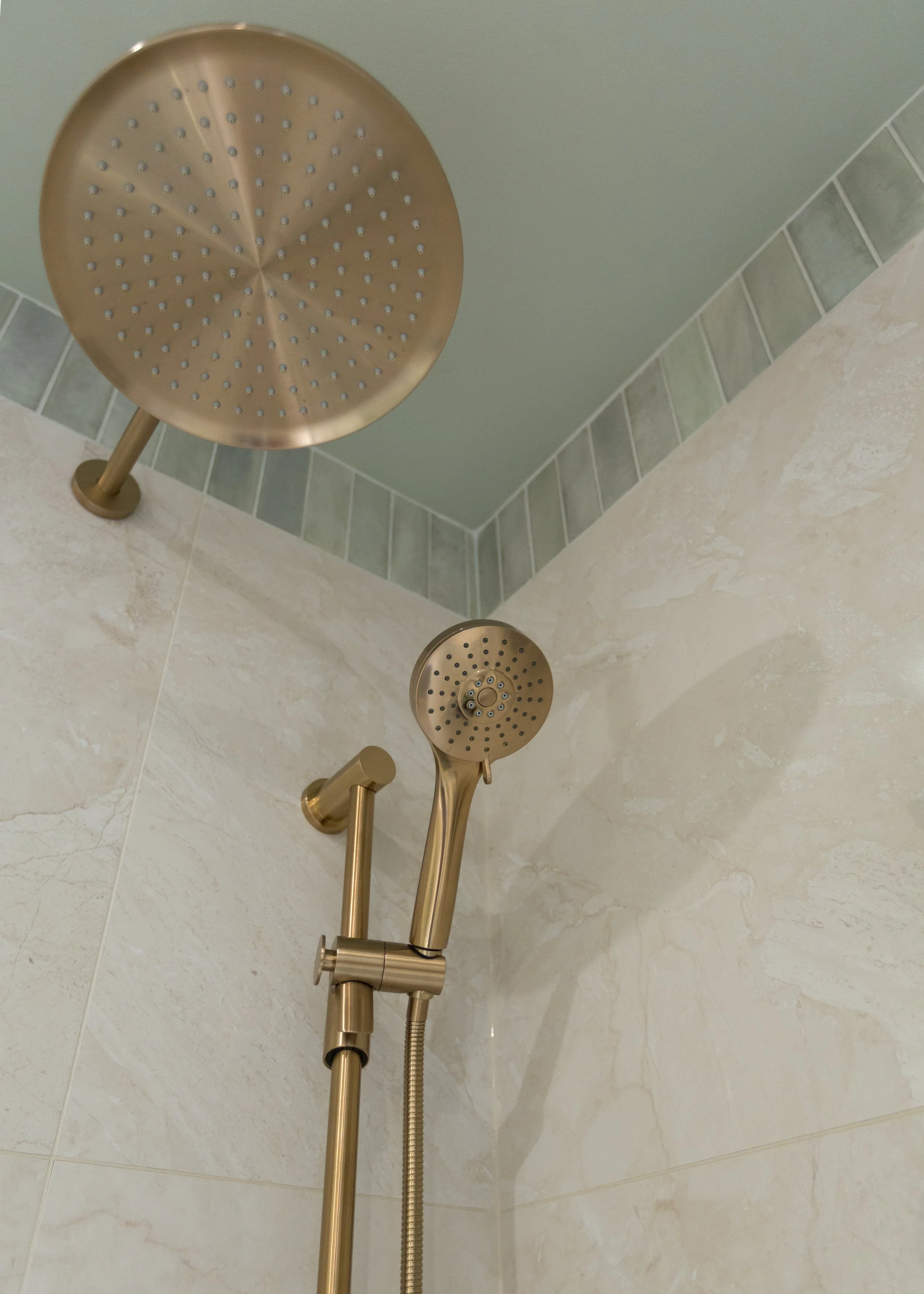 douche, céramique verte sauge, céramique 24x24, robinetterie baril zip or ambré, tête pluie, douche téléphone
