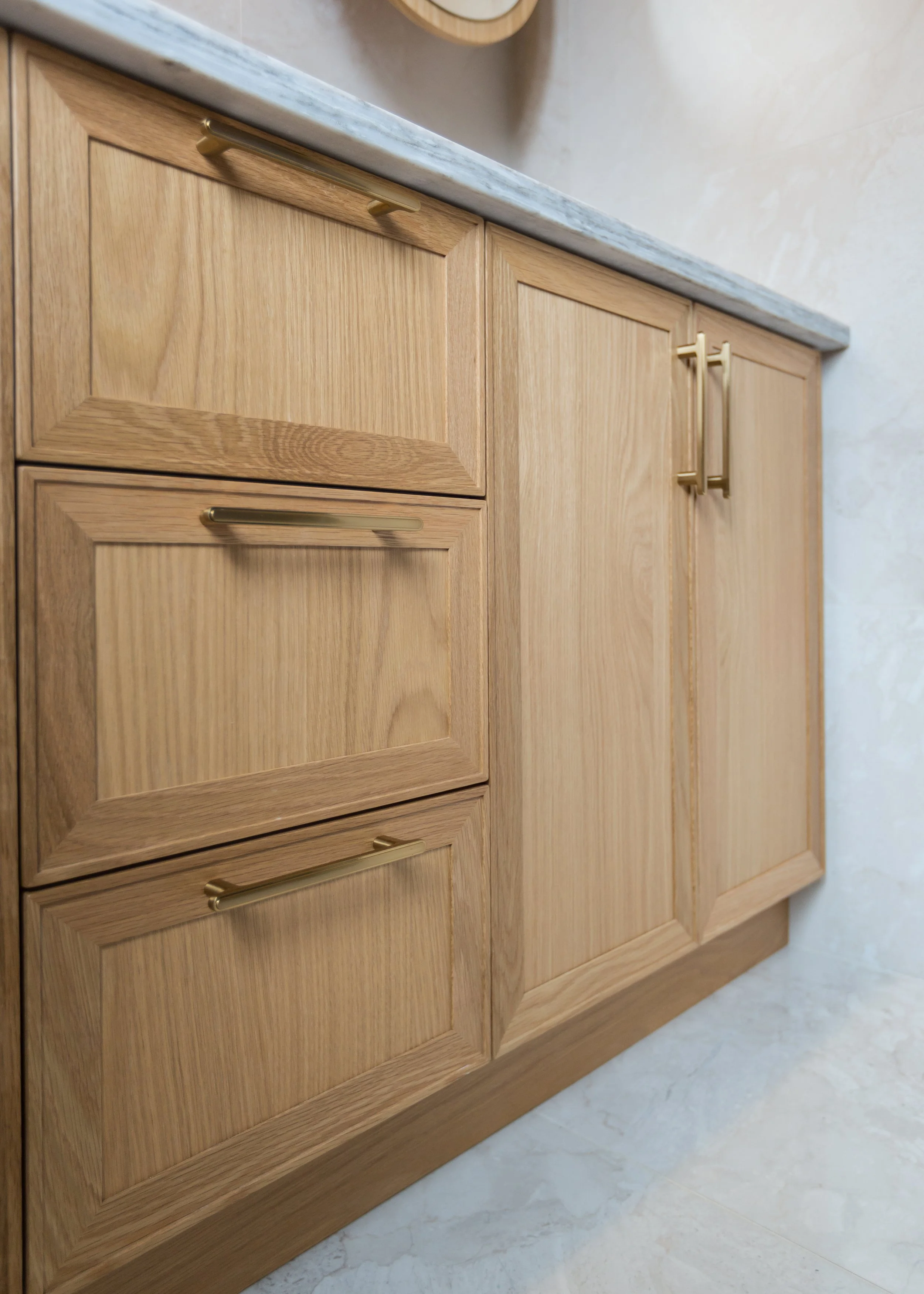 Ébénisterie, chêne blanc, portes en bois, comptoir quartz matterhorn