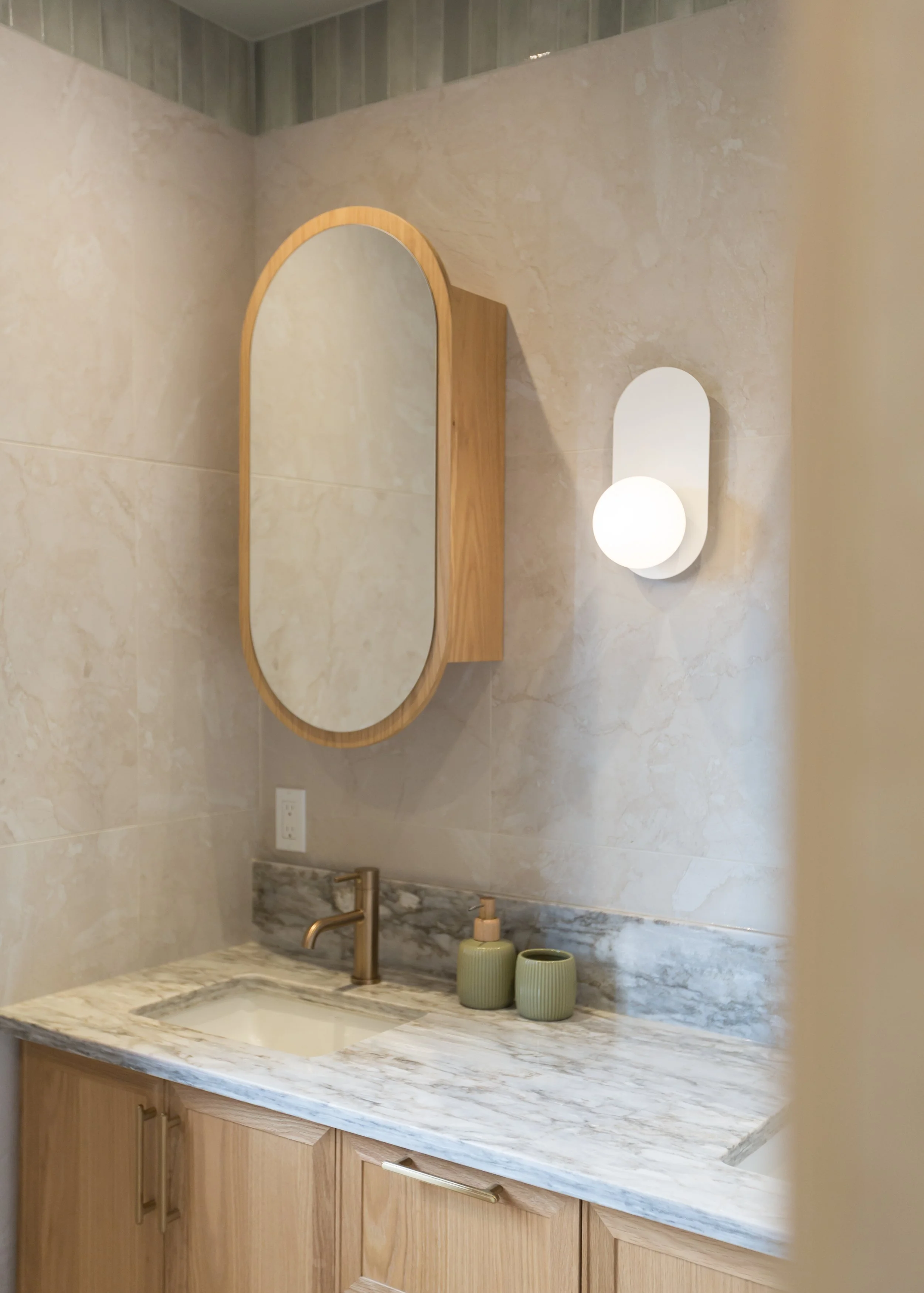 Ébénisterie, chêne blanc, portes en bois, miroir oval, luminaire authentik, baril zip, comptoir quartz matterhorn