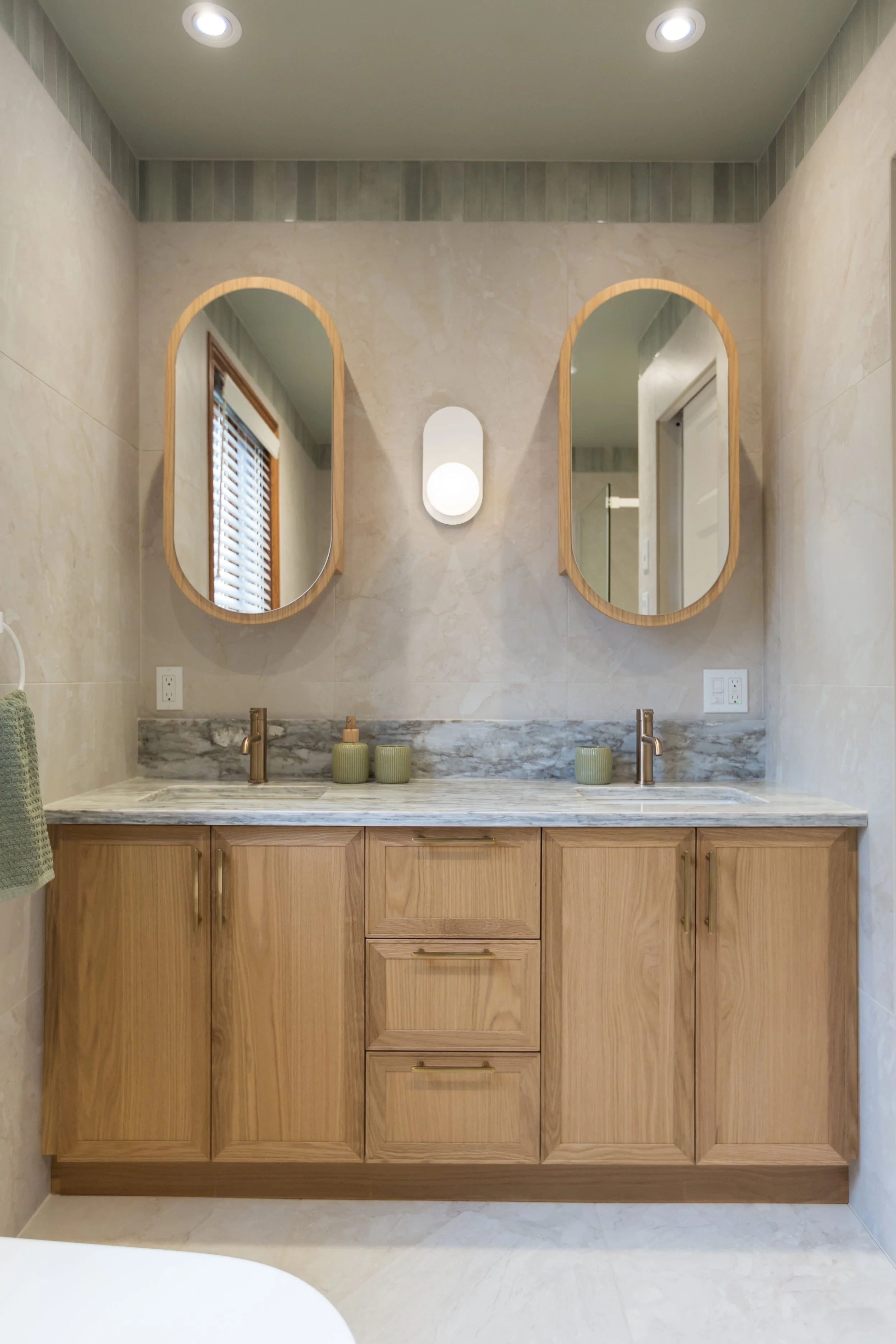 Ébénisterie, chêne blanc, portes en bois, miroir oval, luminaire authentik, baril zip, comptoir quartz matterhorn