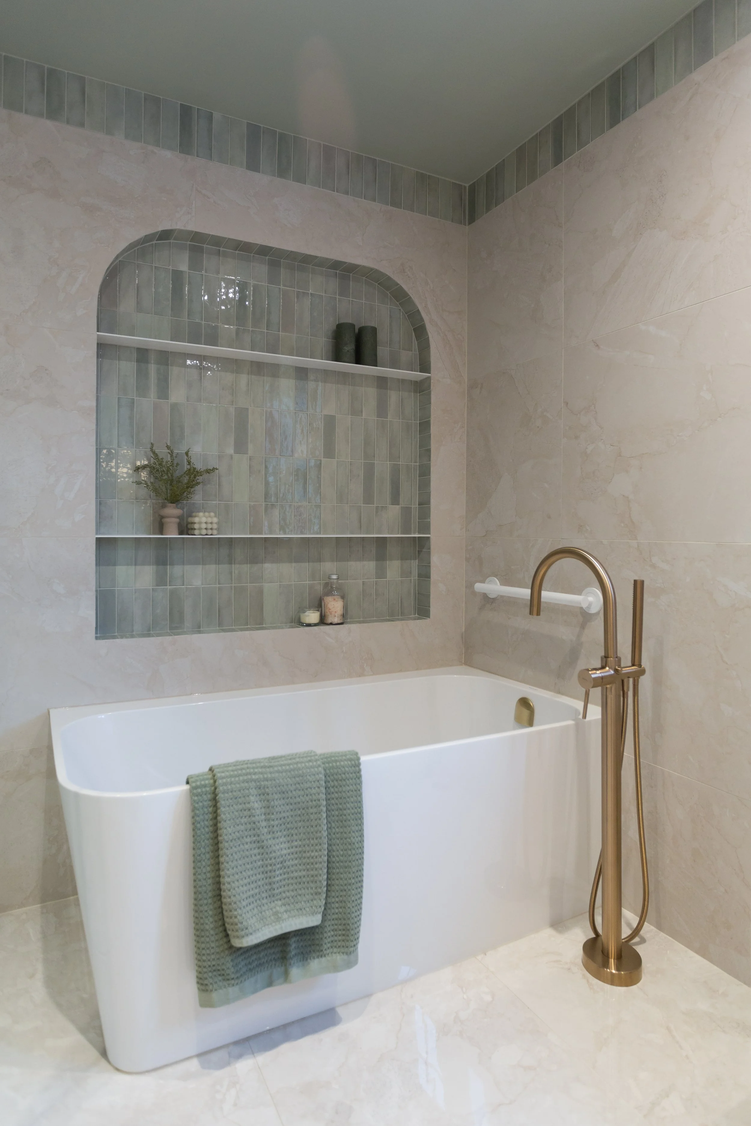 Plomberie, douche, baignoire en coin, alcôve arche, céramique, vert sauge, robinetterie baril zip