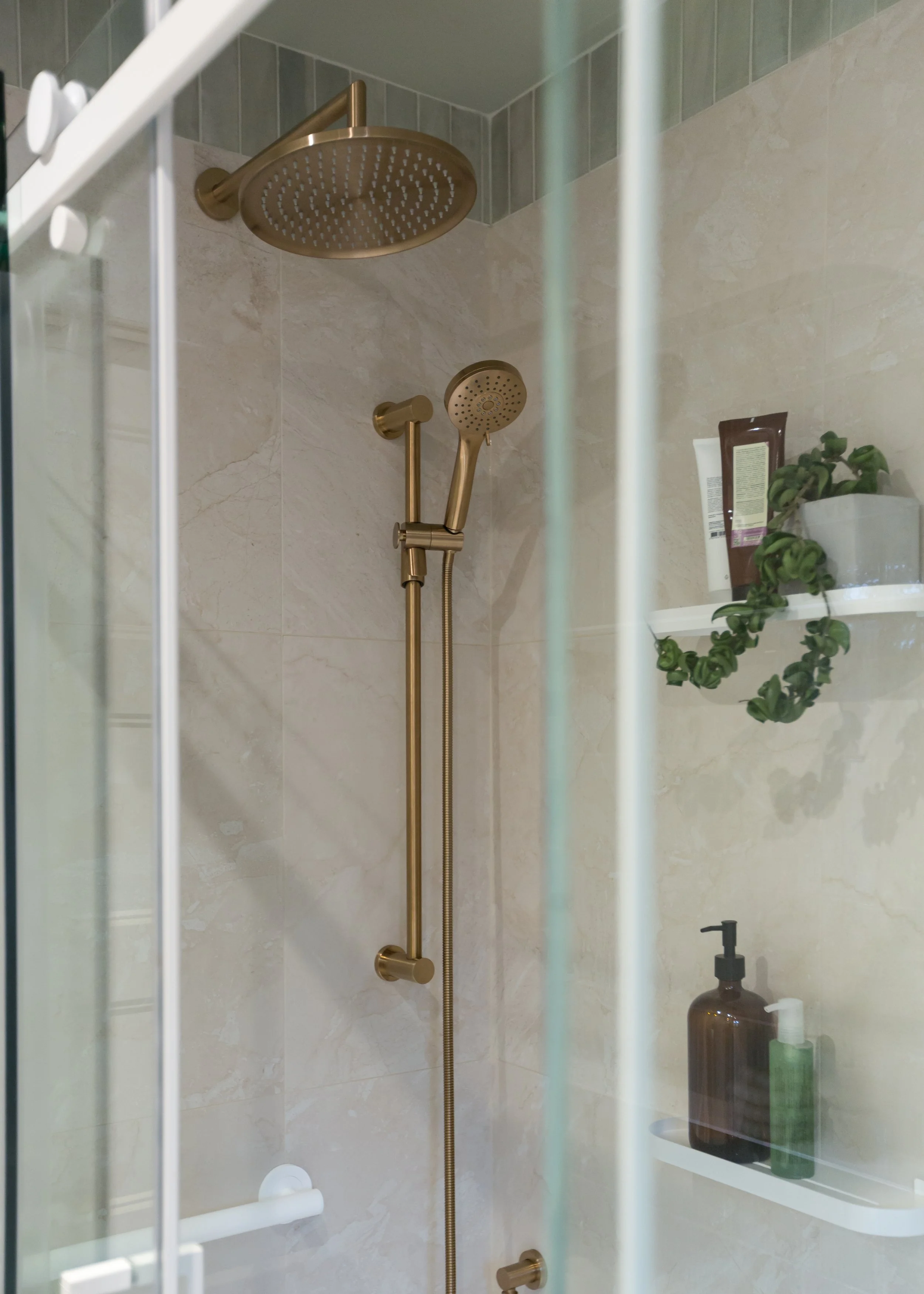 douche, céramique, vert sauge, tablette sur mesure, céramique 24x24