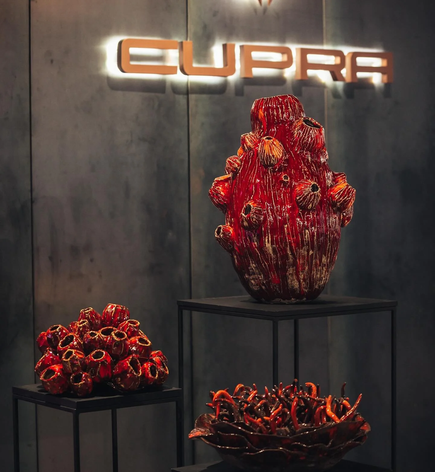 No passado dia 29 de maio, abrimos as portas da CUPRA City Garage Lisboa para dar as boas-vindas &agrave;s Criaturas do Mar &mdash; a nova exposi&ccedil;&atilde;o de Ju Reino da Costa @jureinodacosta .
Pe&ccedil;as que parecem ter vindo diretamente d