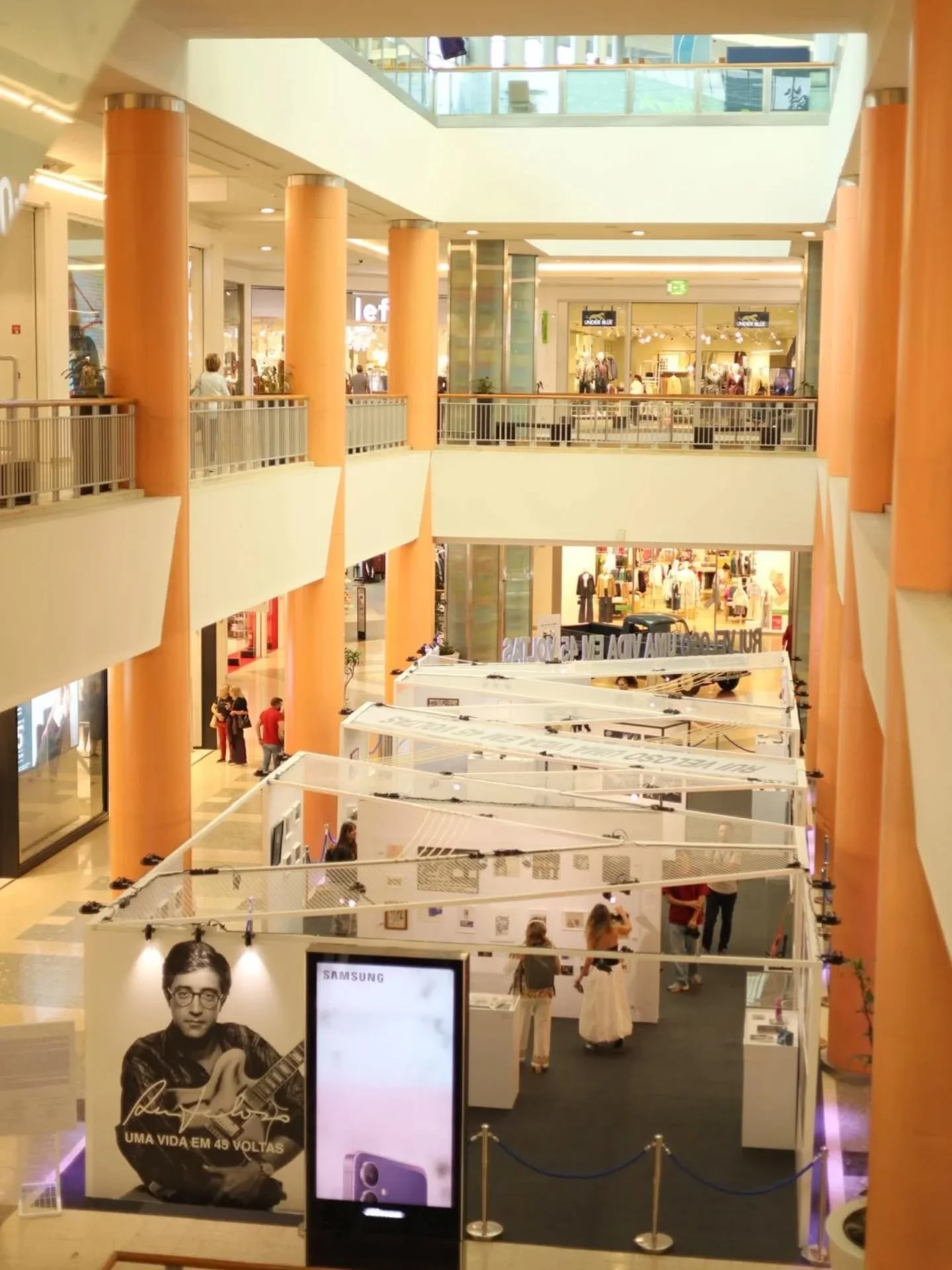 J&aacute; inaugur&aacute;mos a exposi&ccedil;&atilde;o RUI VELOSO: UMA VIDA EM 45 VOLTAS e o p&uacute;blico n&atilde;o faltou a este grande momento para celebrar o m&uacute;sico. 🎶 Amigos de Rui Veloso, familiares e f&atilde;s, bem como restantes co