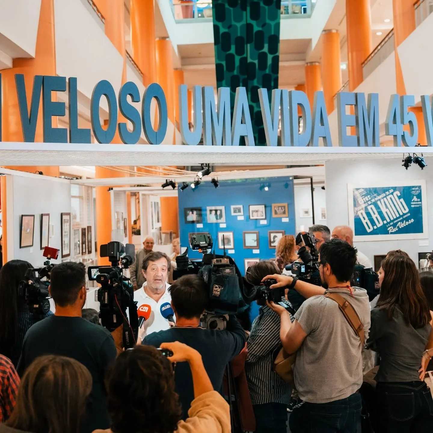 Rui Veloso: Uma Vida em 45 Voltas. Faz hoje uma semana que o m&uacute;sico foi ver a sua homenagem em forma de Exposi&ccedil;&atilde;o. Um dia completo e de grandes emo&ccedil;&otilde;es!  Visita guiada pelas m&atilde;os da curadora e produtora execu