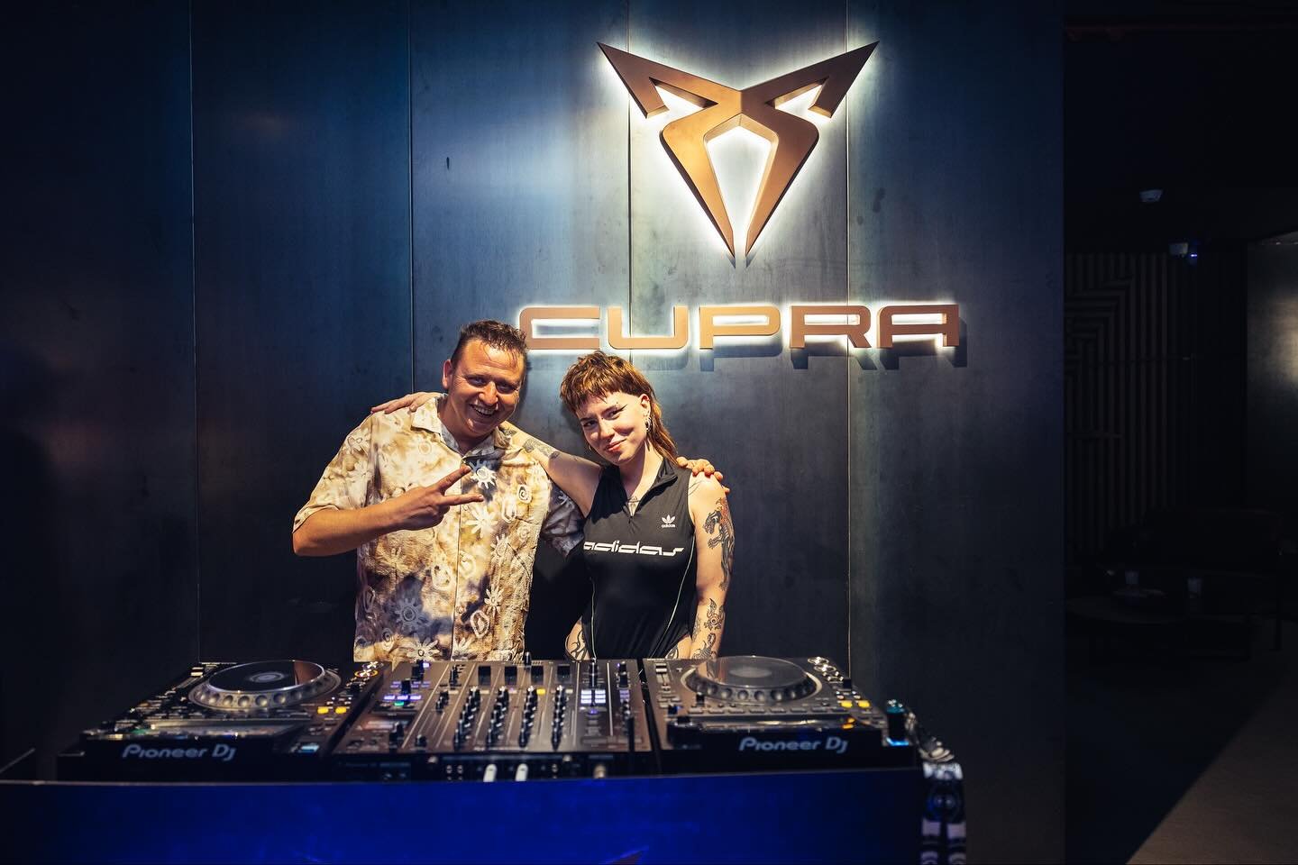 No dia 6 de novembro, a CUPRA City Garage Lisboa recebeu a Semi-Final da DJ Battle &mdash; uma noite de beats intensos, t&eacute;cnica afiada e pura vibra&ccedil;&atilde;o.
Os DJs deram tudo em palco e j&aacute; temos os 2 finalistas selecionados, p