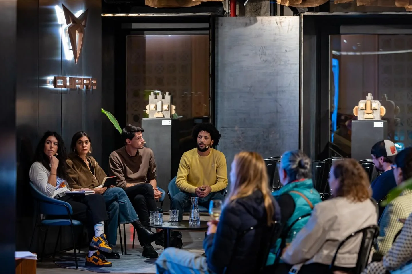 Entre identidade, cria&ccedil;&atilde;o e mat&eacute;ria, a CUPRA City Garage Lisboa abriu as portas para receber a Talk Compor com Madeira: Formas, Cortes e Sentidos, no passado dia 7 de novembro, integrada na programa&ccedil;&atilde;o da Lisbon Art