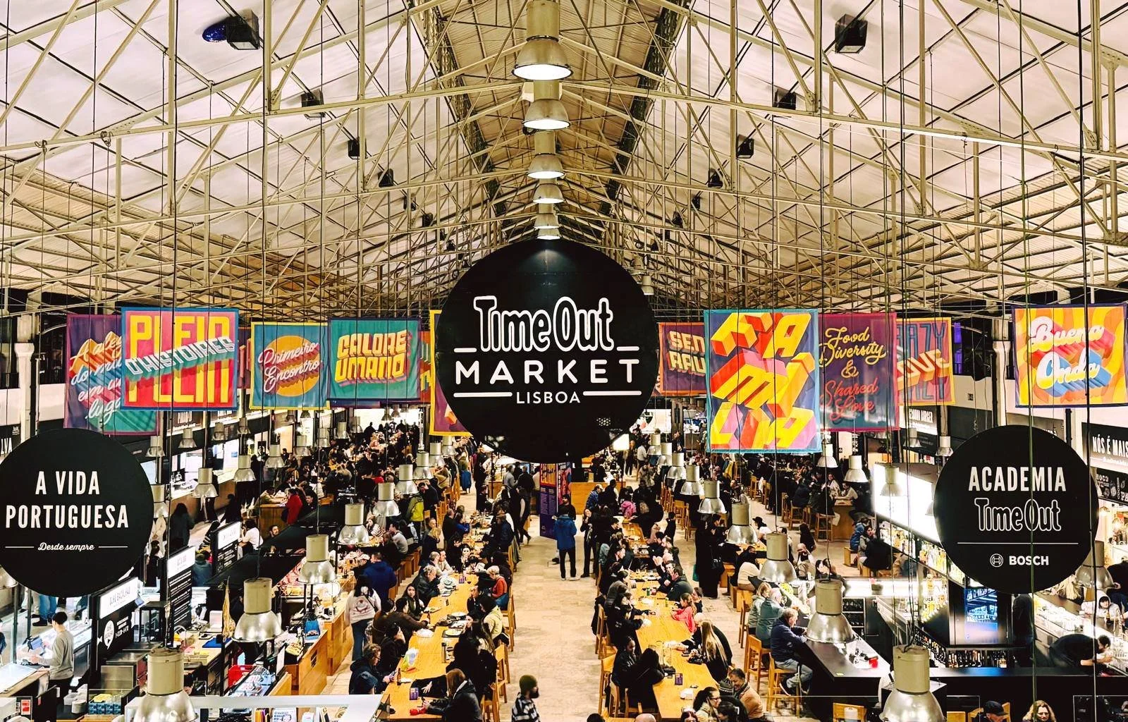 Em fevereiro, o teto do Time Out Market Lisboa ganhou uma nova vida. 🌈

Fomos convidados pelo Time Out Market Lisboa @timeoutlisboa a apresentar uma proposta art&iacute;stica para o teto do mercado &mdash; um desafio que nos levou at&eacute; ao est&