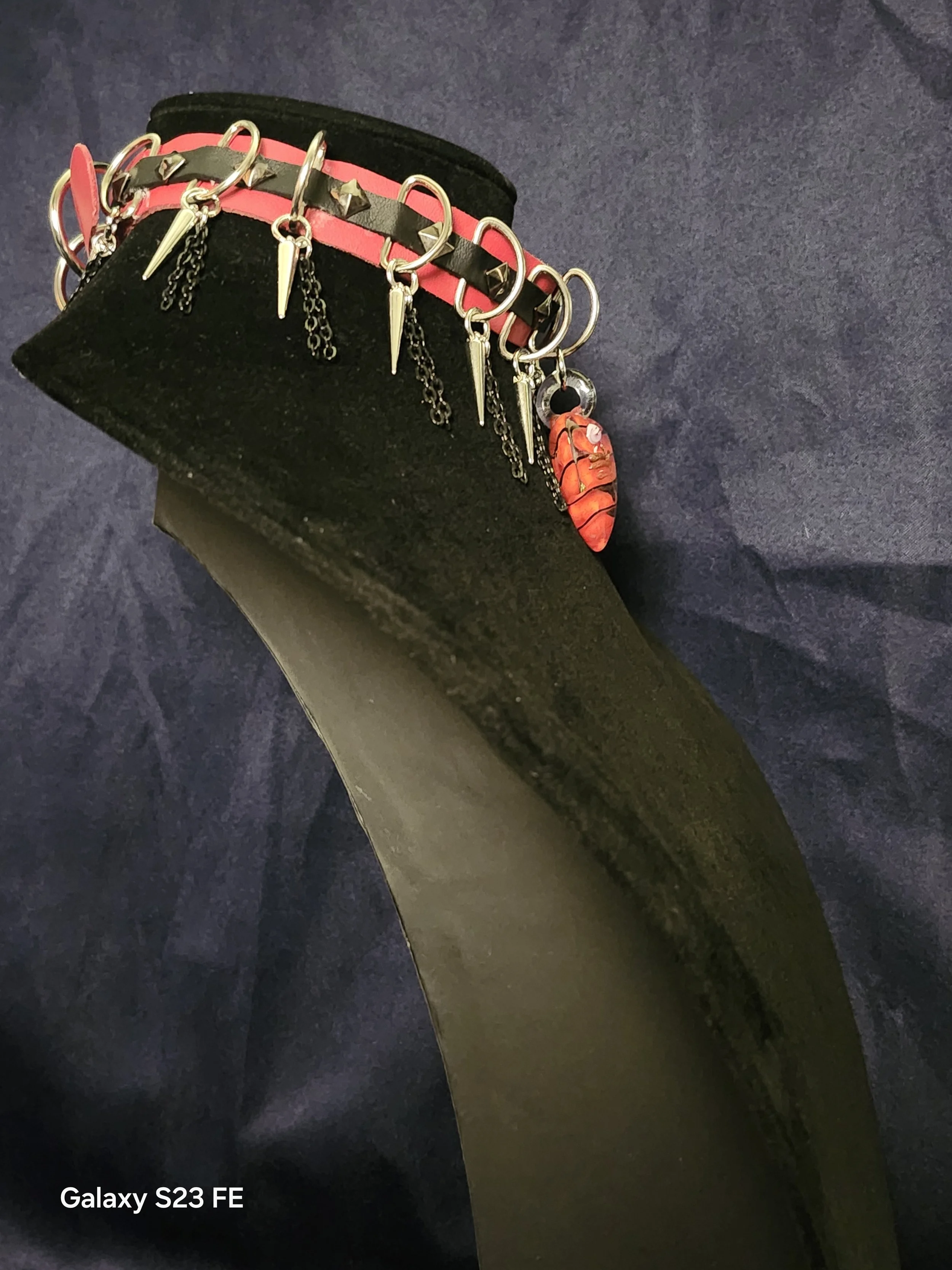 Y2K Hearts Heavy Choker Right.jpg