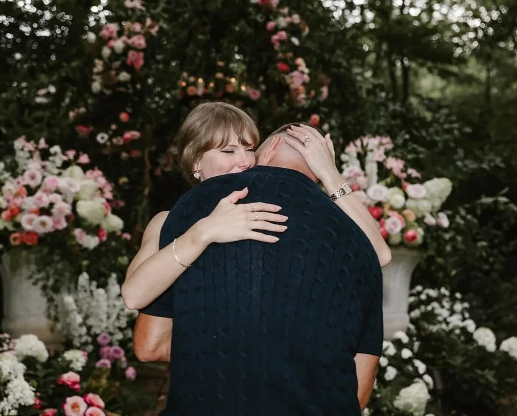 OUR WILDEST DREAMS HAVE COME TRUE!! @taylorswift and @killatrav are engaged! 💍 loving the enchanted floral garden proposal, the stunning elongated cushion cut ring and THIS LOVE STORY!!!

photo via @taylorswift / @killatrav