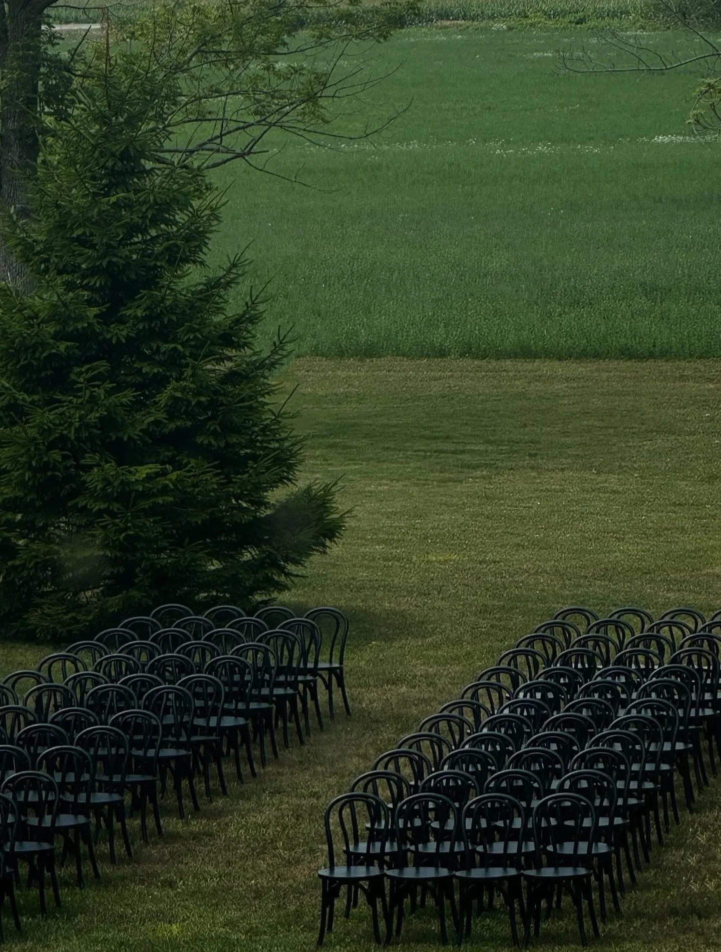 Never underestimate the drama a dark yet simplistic set up can bring 🖤 

photo (and venue) @lune1860