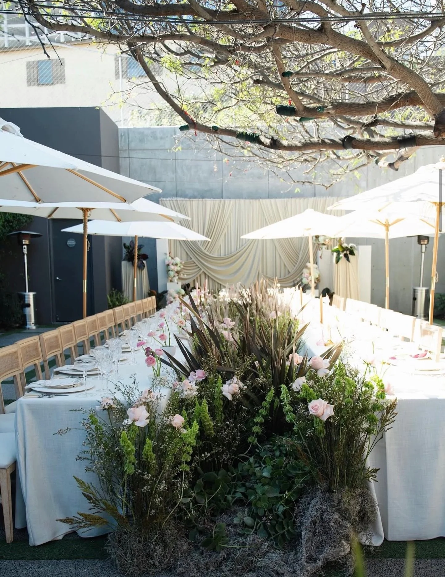 seating inspo as we head into shower season 🤍

photo via @kailaniroper 
photography @ivannabanalesphoto 
design @mariellugov