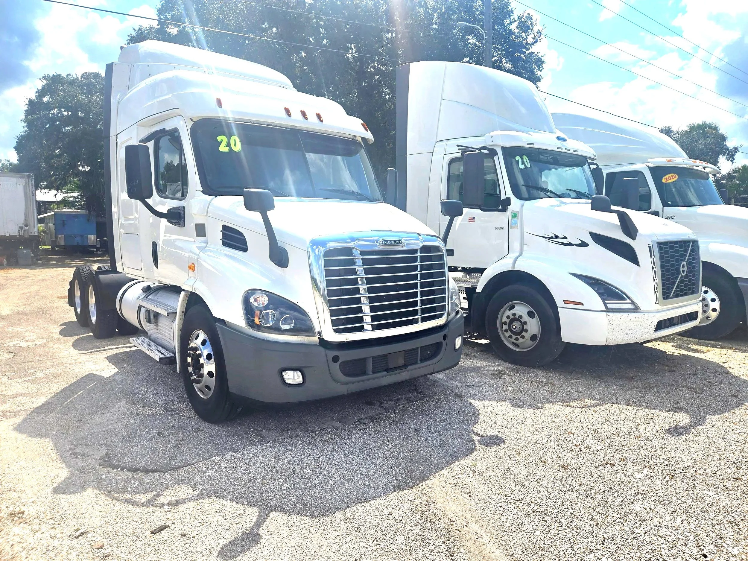 2020 Freightliner Cascadia Midroof Detroit engine 450HP   Manual Transmission Small sleeper Miles 564,351