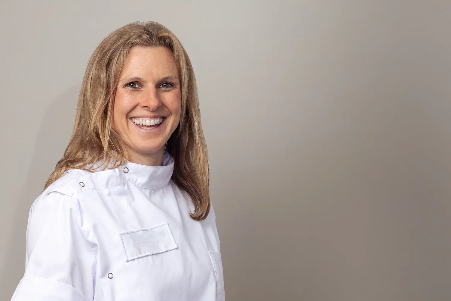 Indoor headshot of Michelle Stacey, sports massage therapist based in Harpenden, Hertfordshire.