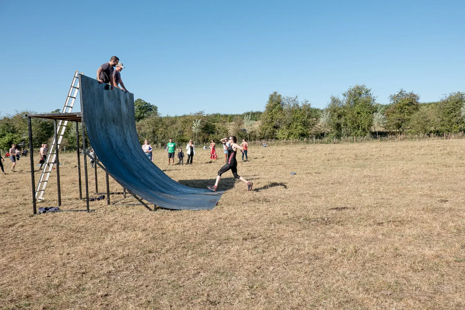 obstacle-race-wall-source-frame-female-runner-charging-2236.webp