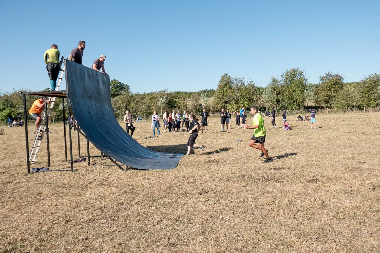 obstacle-race-wall-source-frame-two-runners-approaching-2350.webp