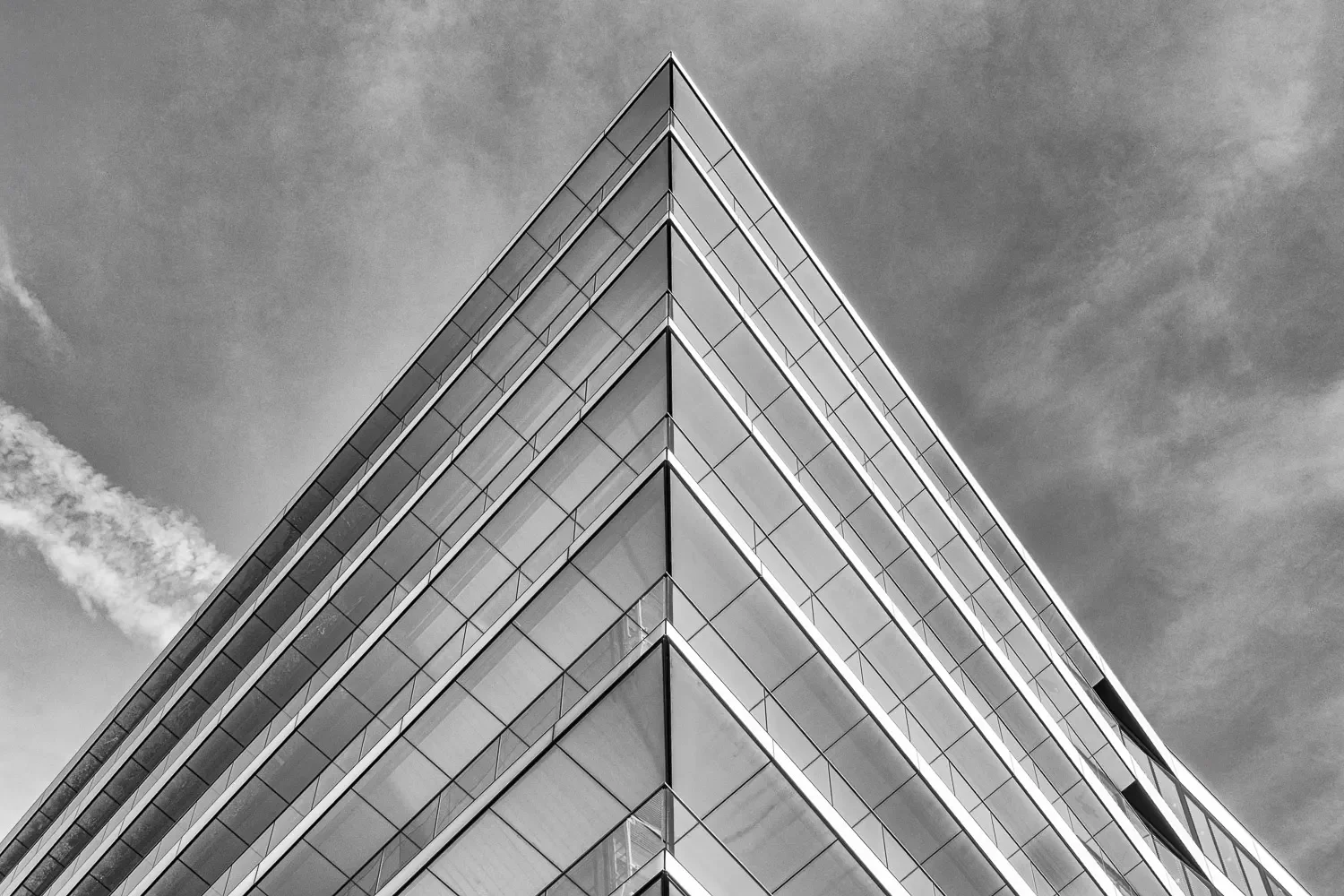 look-up-london-glass-building-corner-point-sky-bw-DSC09518.webp