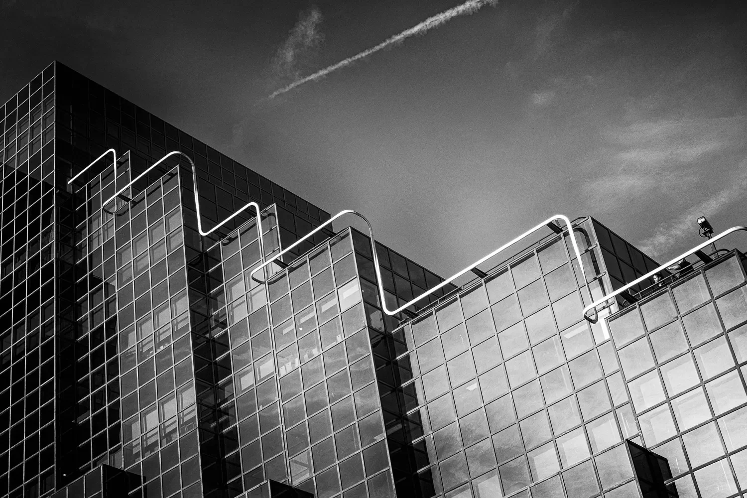 look-up-london-glass-facade-neon-tube-roofline-art-bw-DSC09540.webp