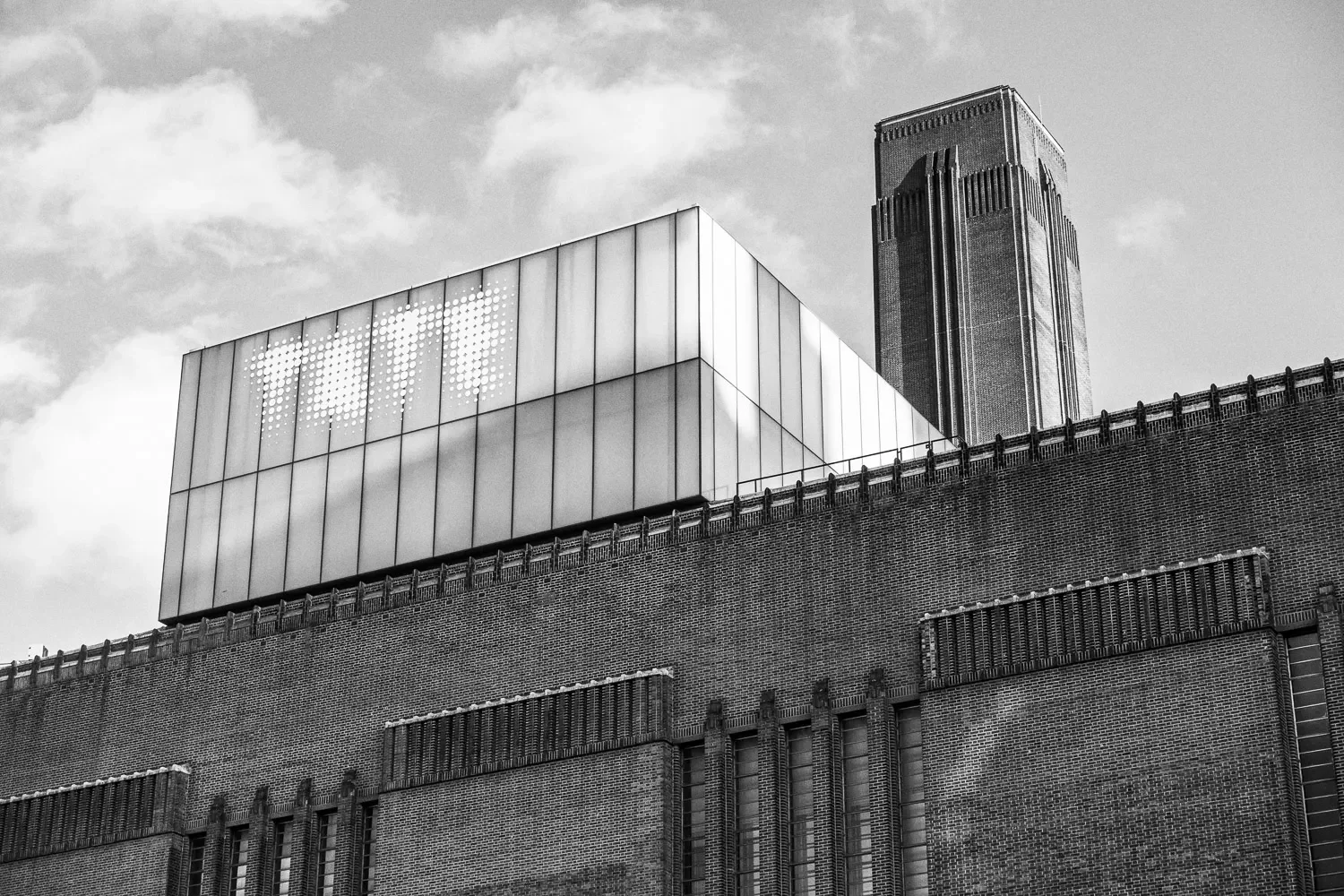 look-up-london-tate-modern-blavatnik-switch-house-chimney-bw-DSC09752.webp