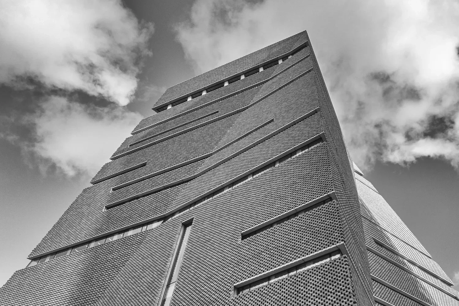 look-up-london-tate-modern-blavatnik-building-brick-tower-sky-bw-DSC09757.webp
