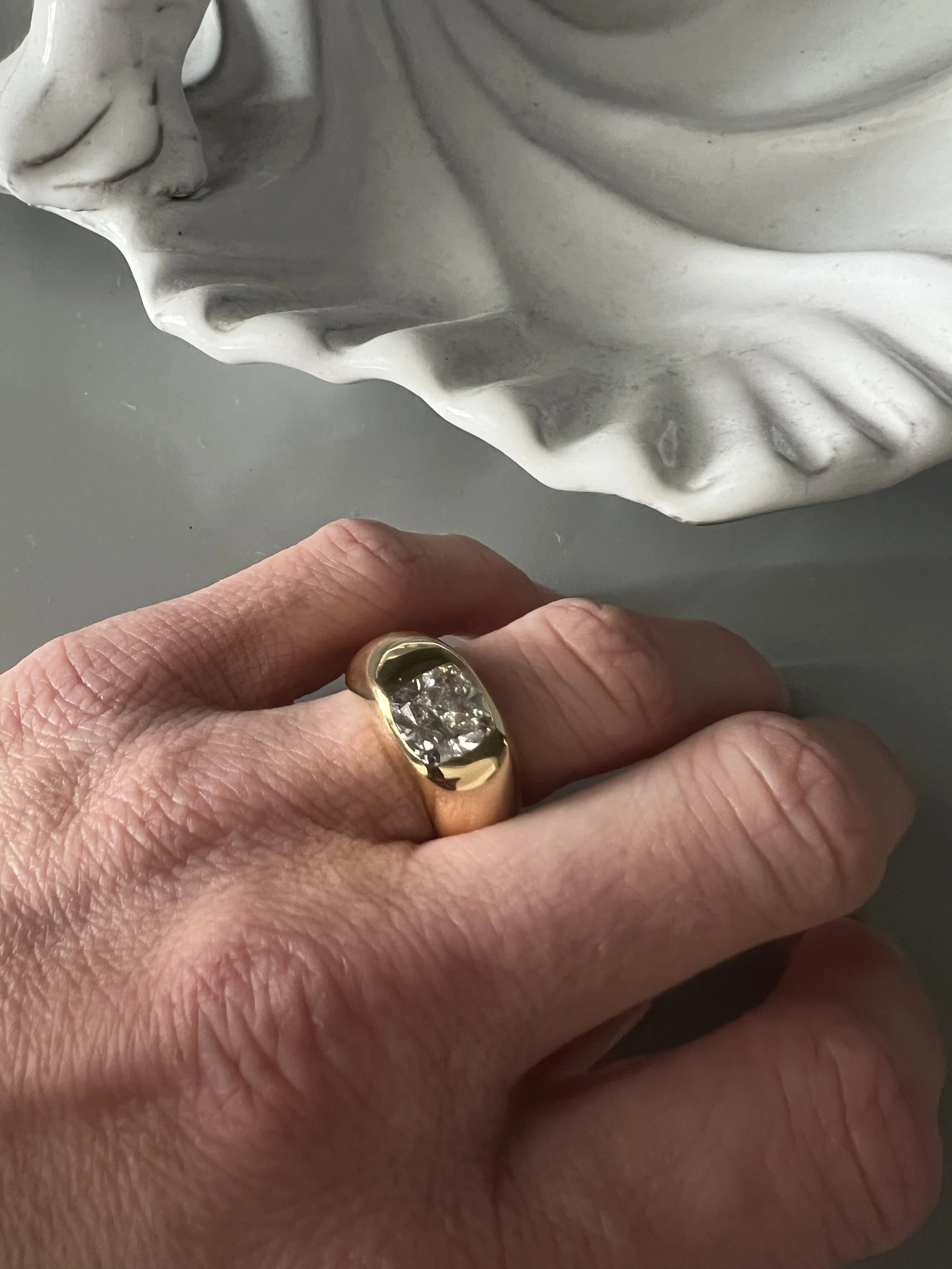 Modern &amp; Alternative Engagement Rings in Madrid