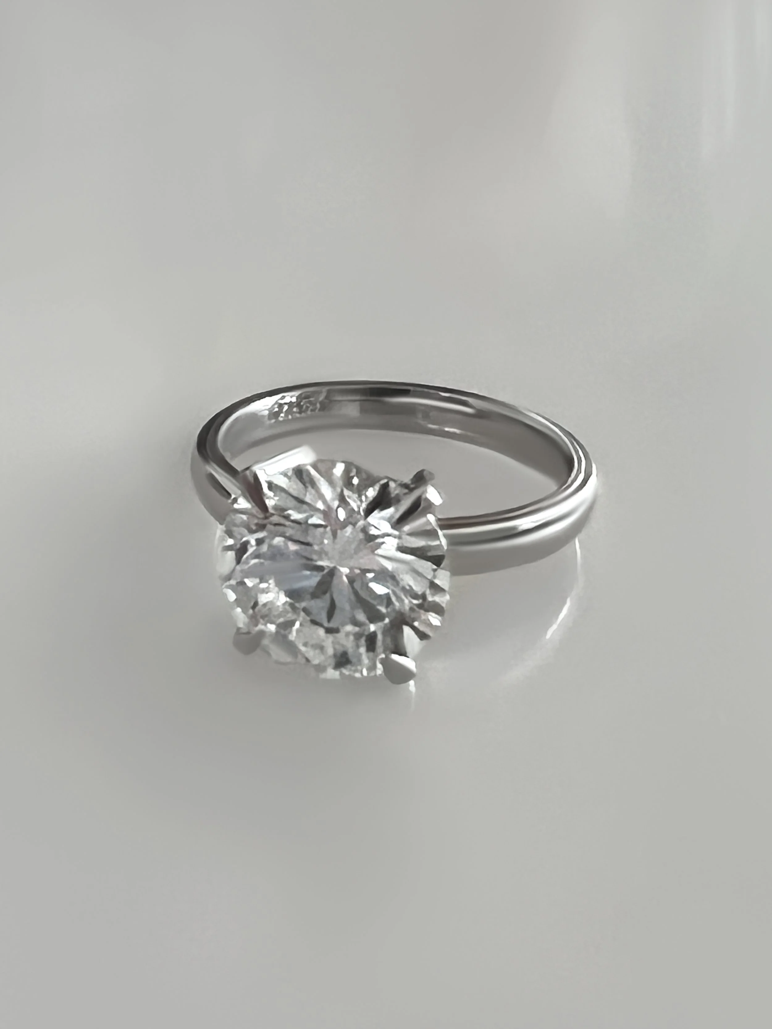 round-diamond-engagement-ring-platinum-custom-made-madrid.jpg