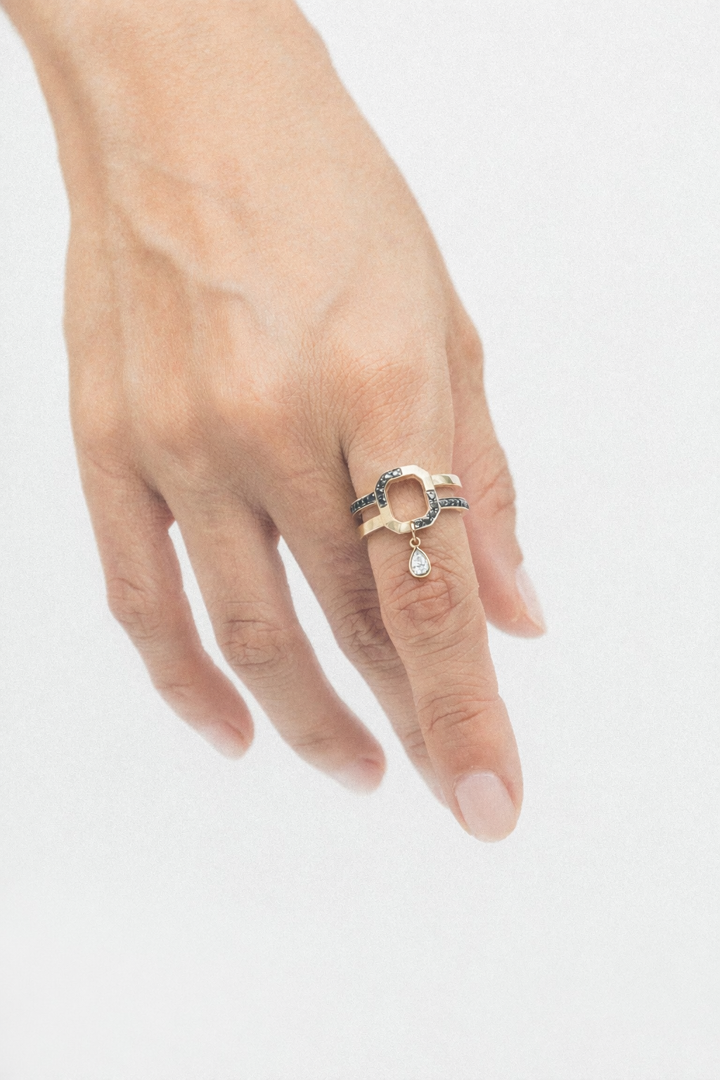 Na Miasto Ring V.1 with Pear Diamond Charm.png