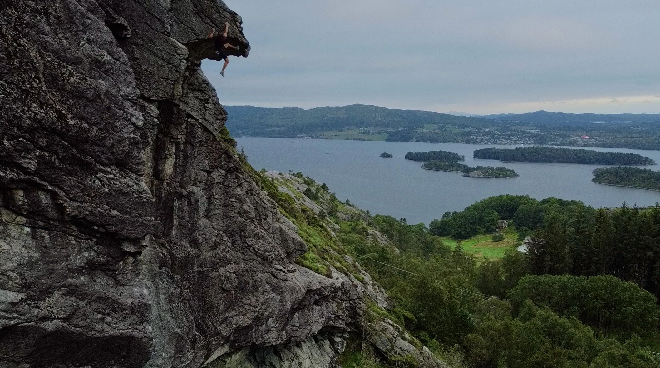 "Mann mot natur" 
Sportsklatring på Taket, Hodnafjell.
Klatrer: Kristoffer K. Nielsen
Foto: Ukjent