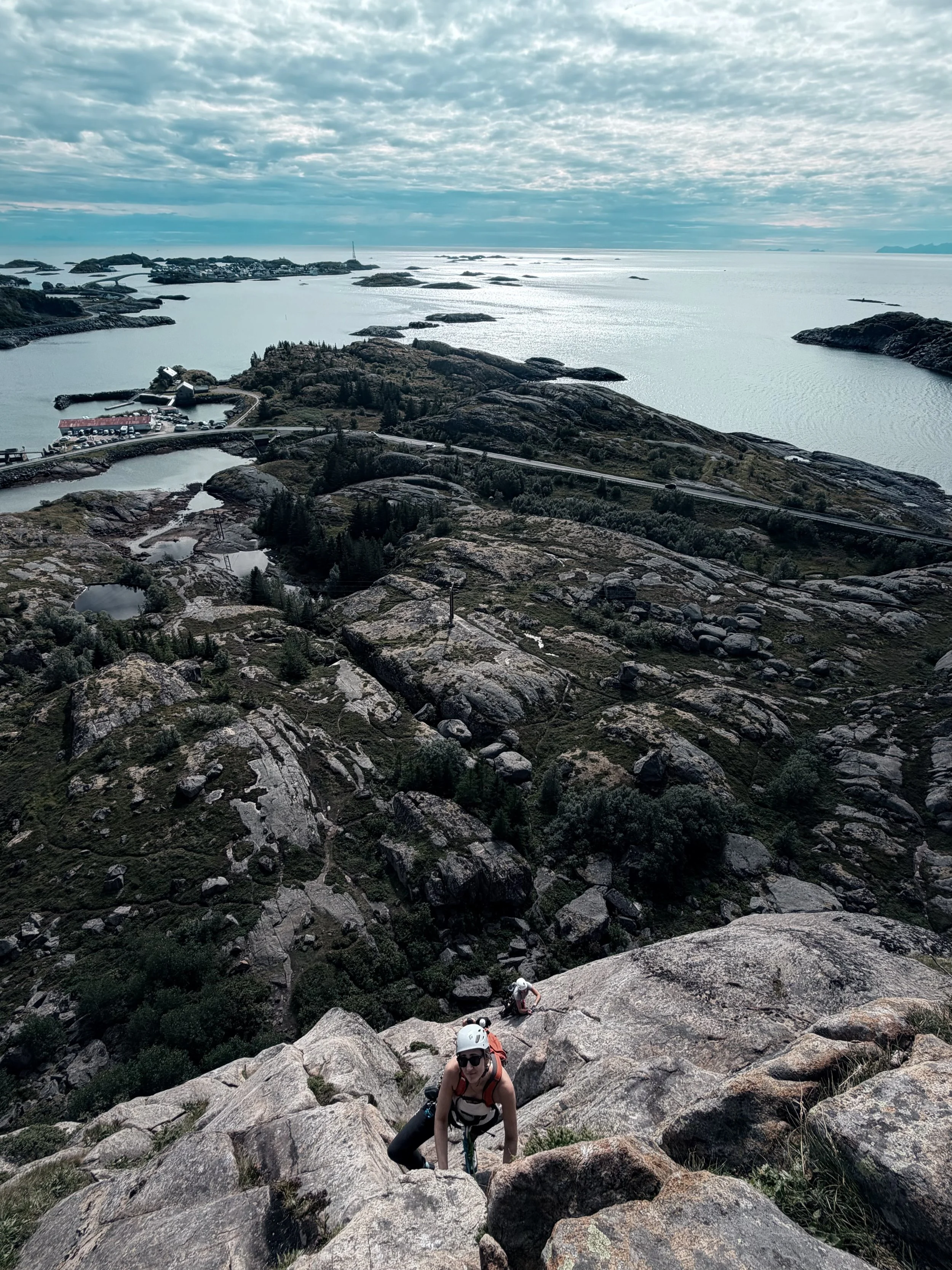 Kristian og Ingrid på ruta Follum (5) i Gandalfveggen. Fantastisk tradkkatting over Henningsvær.