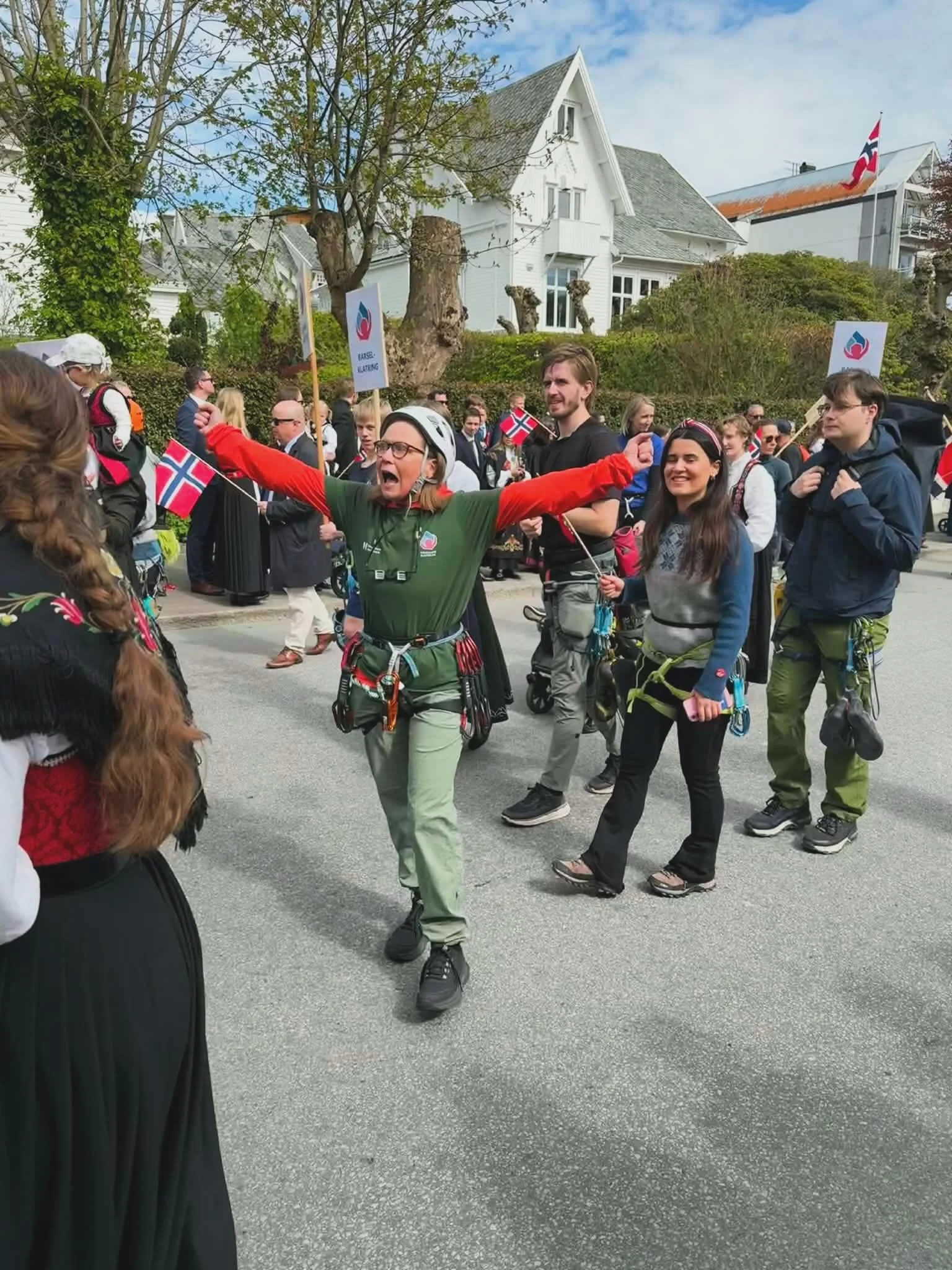 HKL i folketoget ble selvsagt stor suksess! 
Gratulerer med dagen, kj&aelig;re alle medklatrere!

Vi h&aring;per dere har hatt en nydelig dag🤩💪🥳🇳🇴🥰