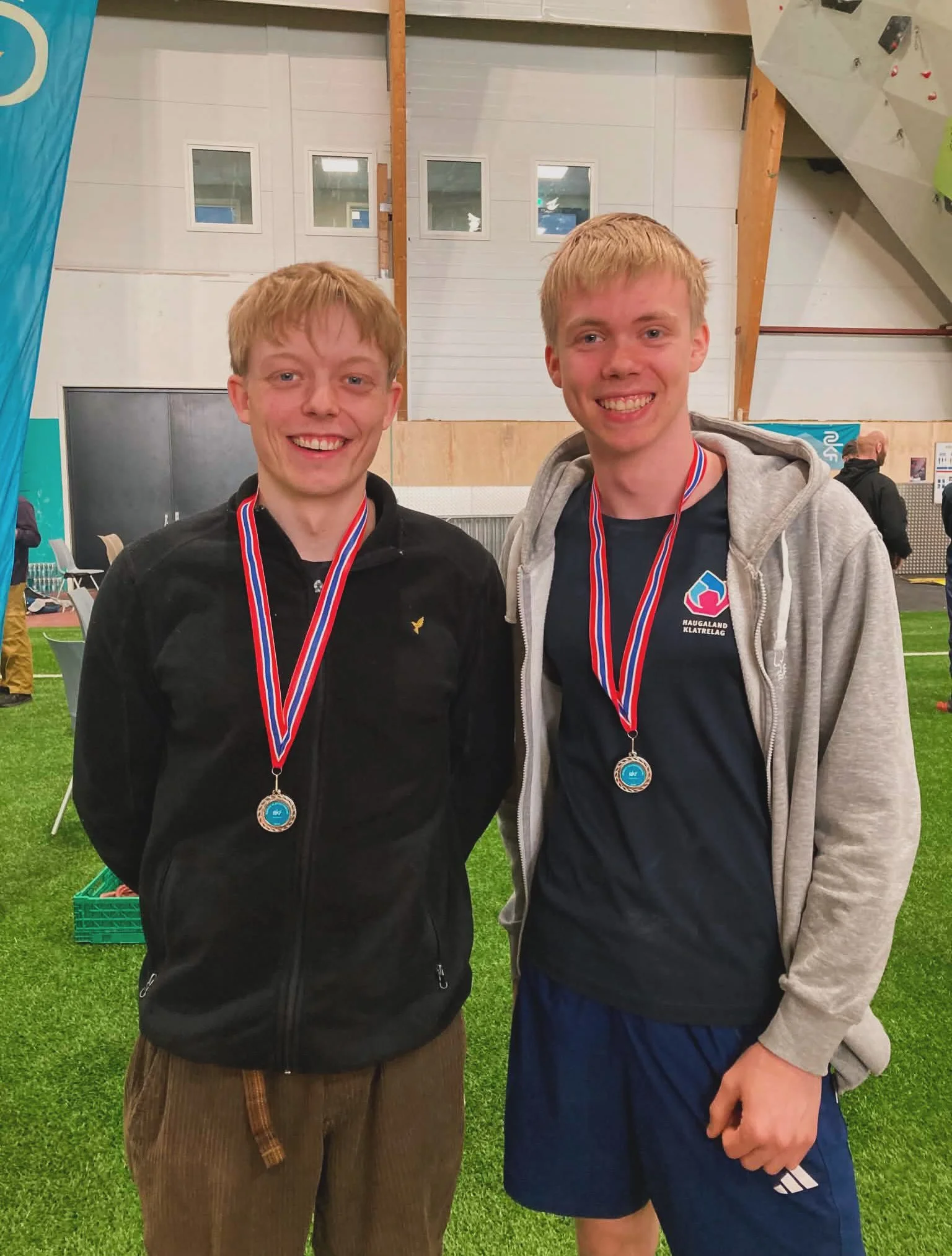 To forn&oslash;yde HKL-karer med s&oslash;lv rundt halsen🤩

2. plass p&aring; &Oslash;rjan i senior og 2. plass p&aring; Sigurd i U17!
👏👏👏👏👏👏👏👏👏👏👏👏👏👏👏👏👏

Fantastisk innsats av klatrerne og support-teamet i Sogndal. 
En stor takk ret