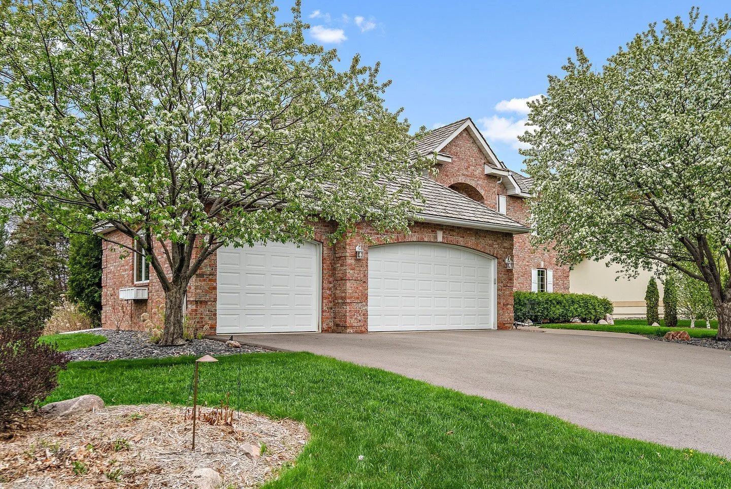 Spring is here πΈπ·βοΈ
•
•
•
#archtecturephotography #realestatephotography #floweringtrees #spring