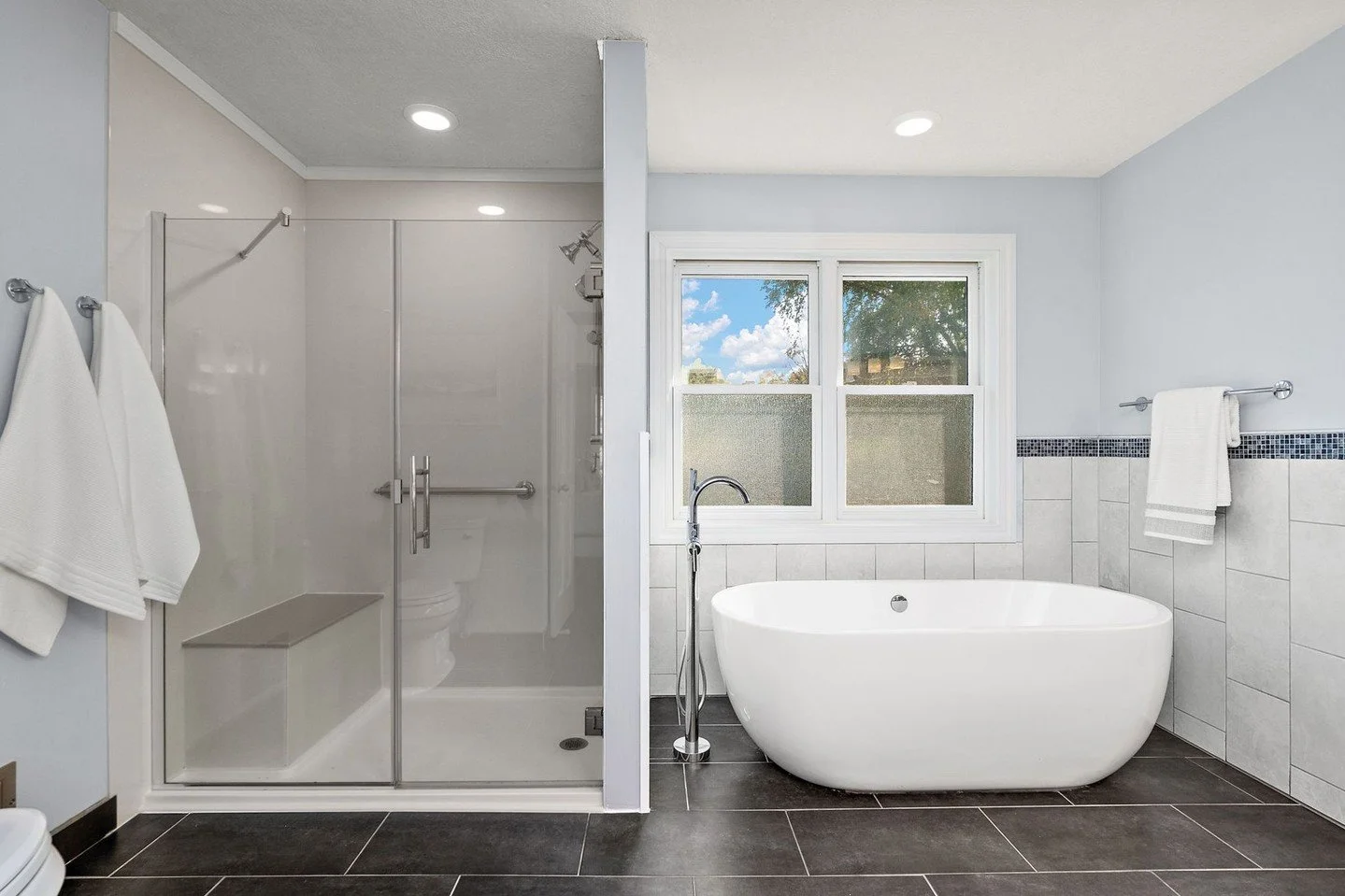 This TUB! 🛁 📸🏡 #PrimaryEnSuite #BathroomPhotography #LuxuryDesign #RealEstatePhotos #PhotographyServices #HomeStaging