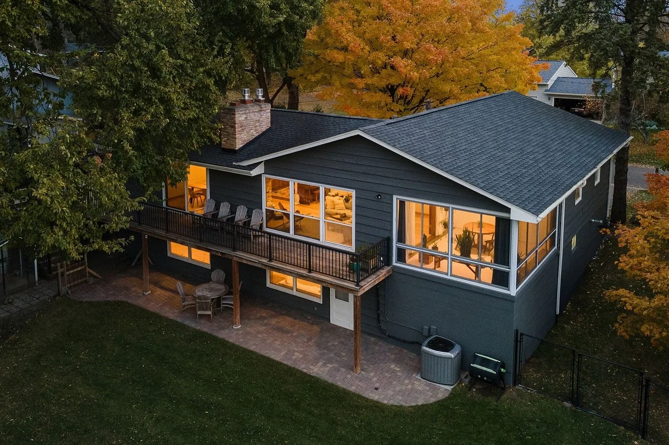 Virtuals are cool... but real twilights hit different 🌅 ✨ Capture the glow that can&rsquo;t be edited!
#TwilightPhotography #RealEstateMedia #RealEstateMarketing #MinnesotaRealEstate #LuxuryHomes #RealTwilight #MillMedia #ListingPhotos #BlueHourVibe