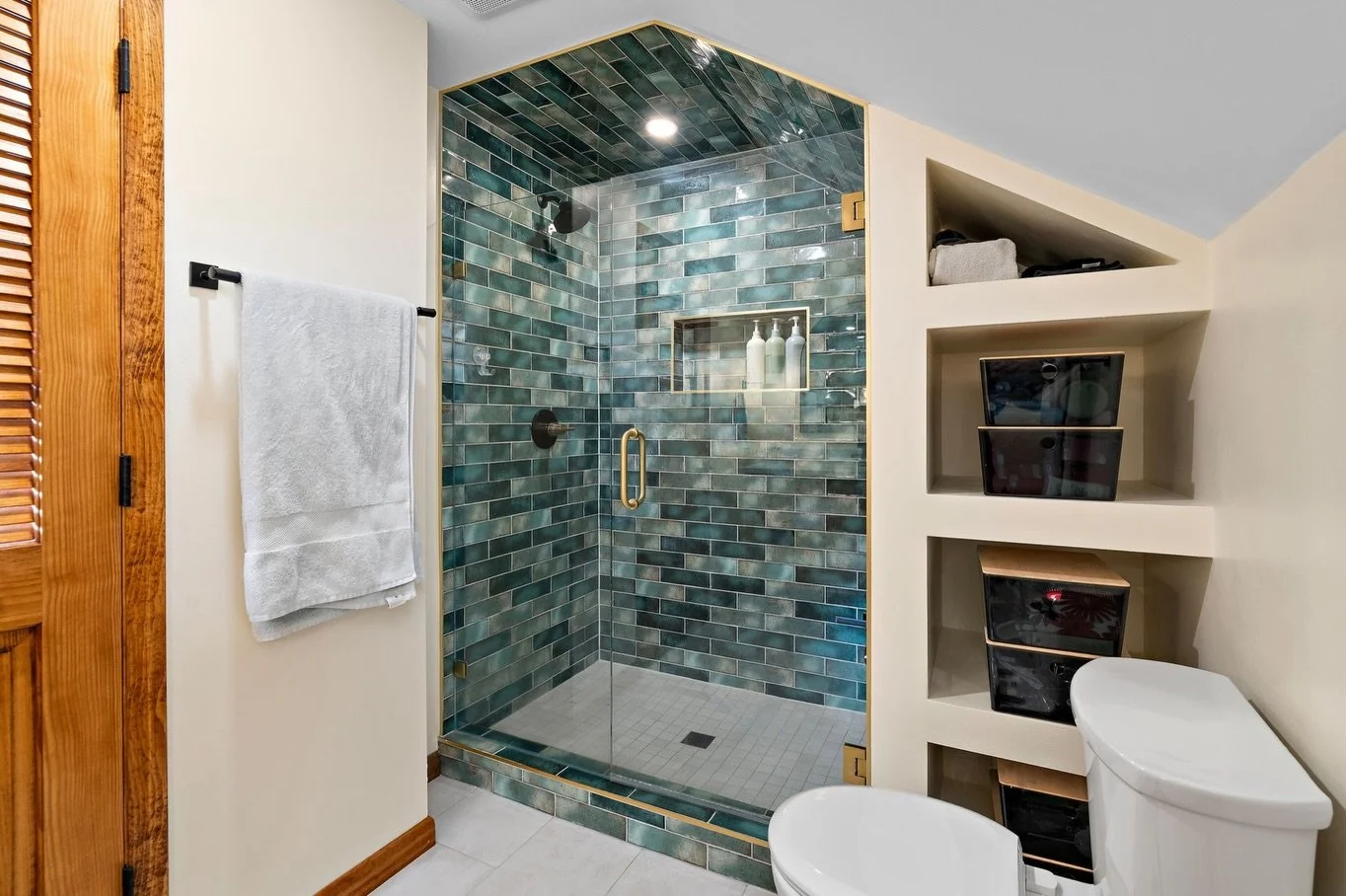 LOVE this tile. I am starting a bathroom renovation at my own house and I may just use something similar 🛁📸