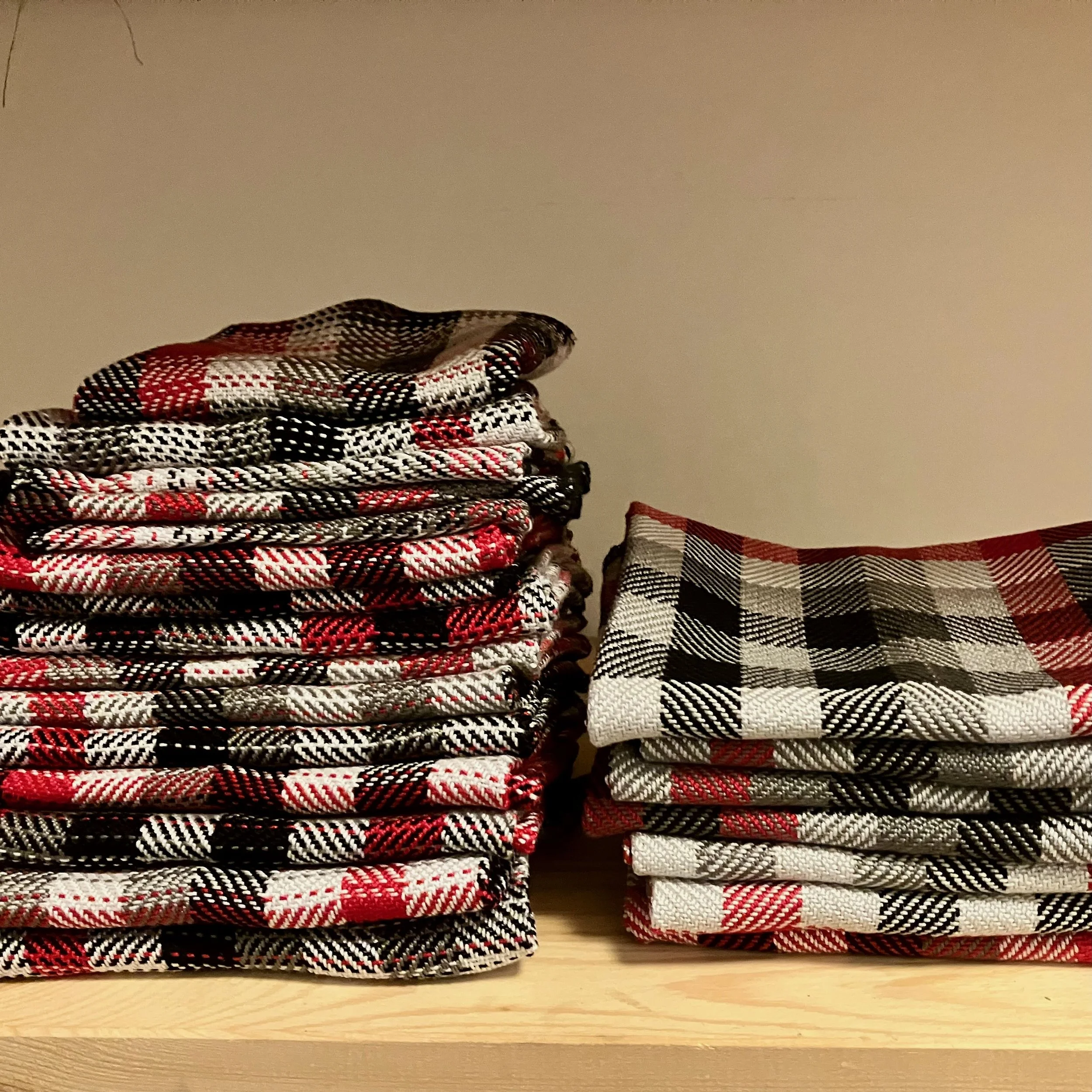 Servetten in zwart, grijs, en rood