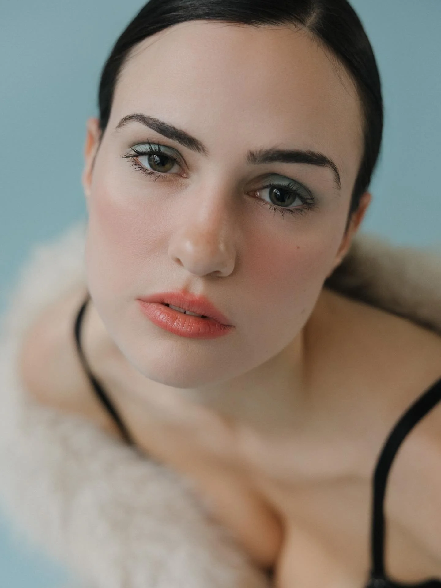 The shot vs. the bts ❄️👉🏼
.
Swipe to see which cameras &amp; what lighting I used, and their effects on each shot. 
.
.
Loved loved this soft snowy look with @juliettelevau 🤍
.
.
Now praying for snow so I can shoot it outside ✨🙌🏼🩵❄️🤍✨
.
.
Stay