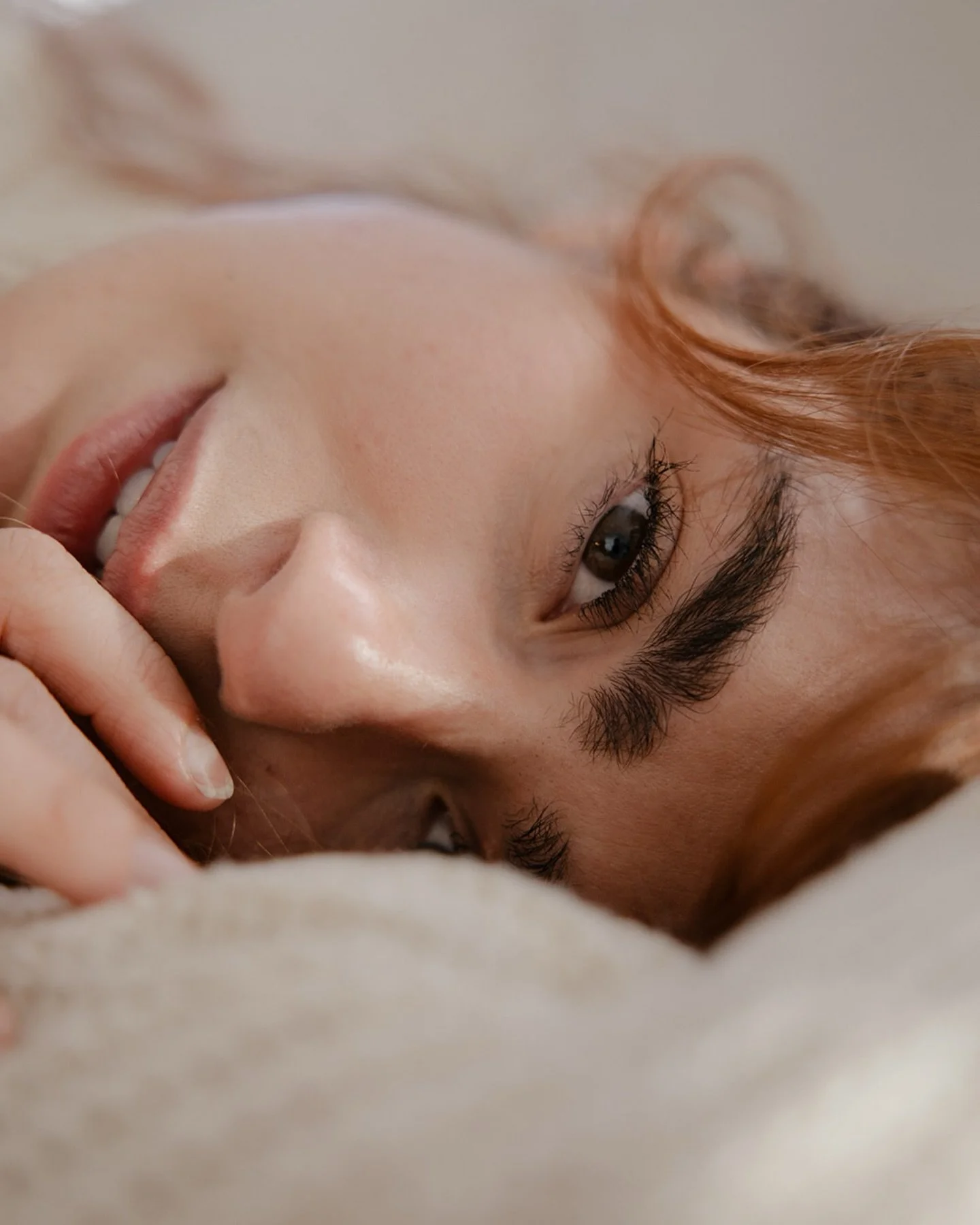 The softness &amp; sweetness of Spring 🌷 
w/ @shreddagreta 
.
.
I use @peerspace to rent out different studios when I travel, which allows for different lighting/ tones, props/ vibes etc&hellip; 🌾🌼📸&hellip; This studio in Denver (@theapertureloun